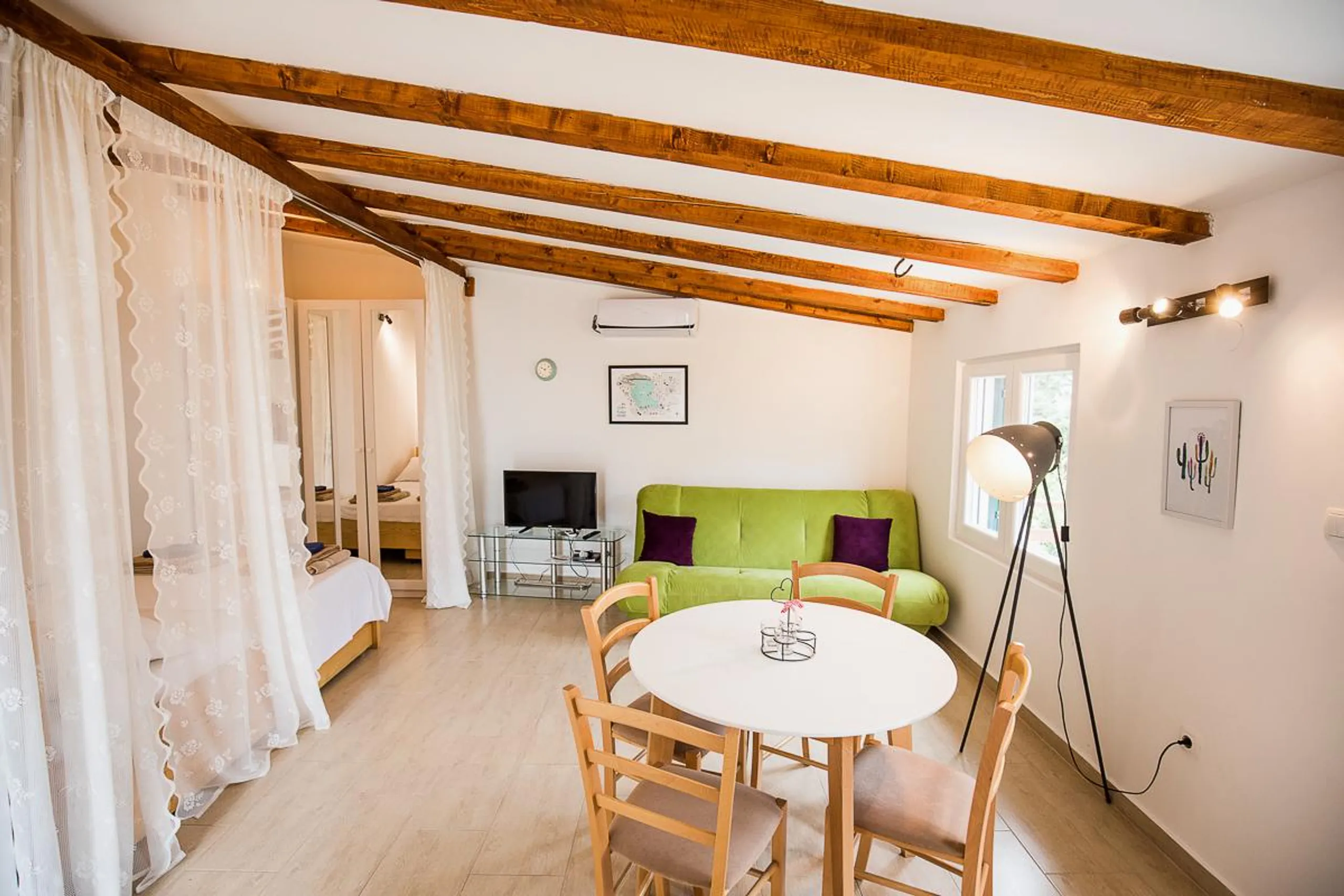 Calming Rustic Villa with Private Pool and Views of the Glittering Bay — photograph 7