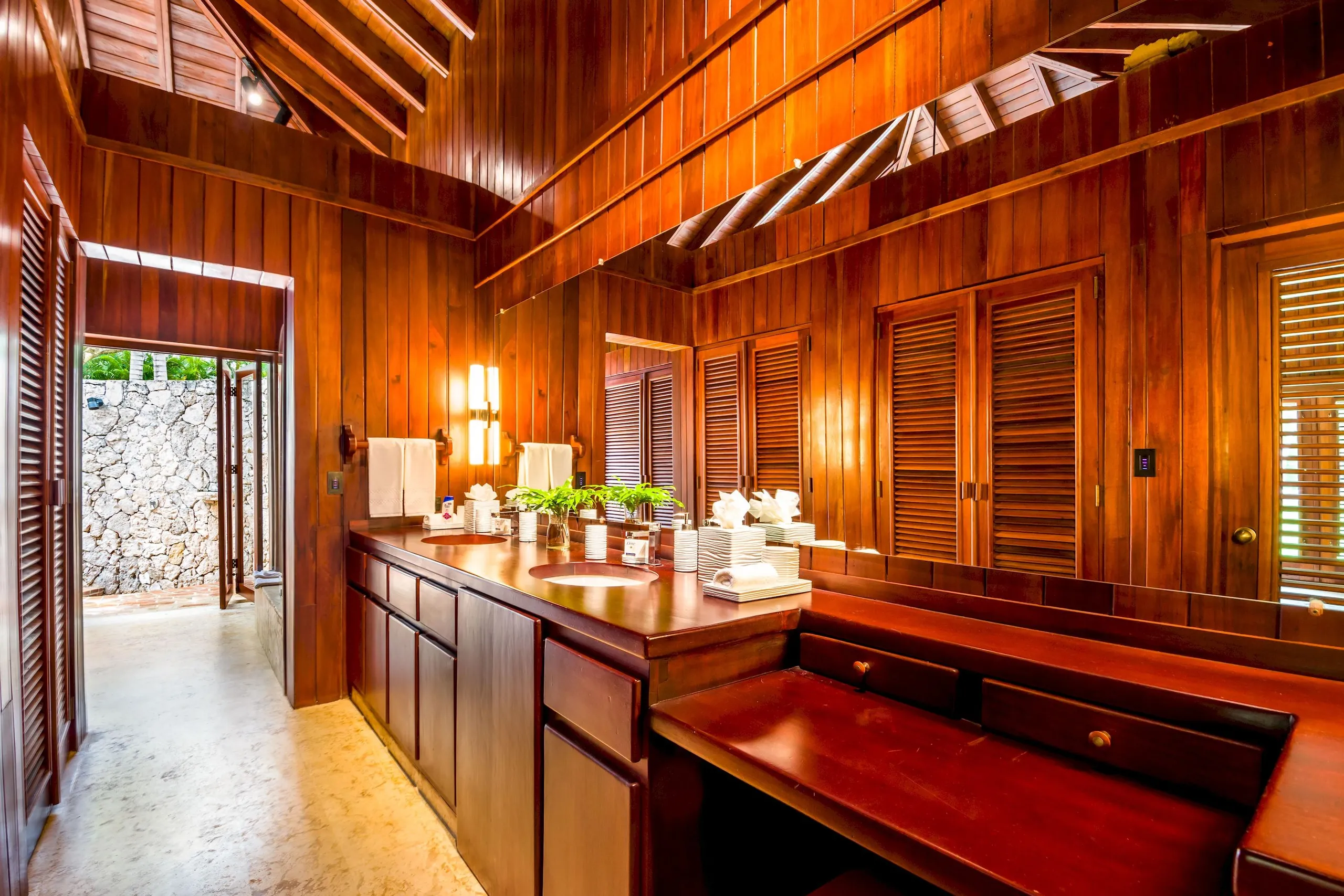Lavish Seaview Villa with Infinity Pool and Garden Grounds — photograph 10