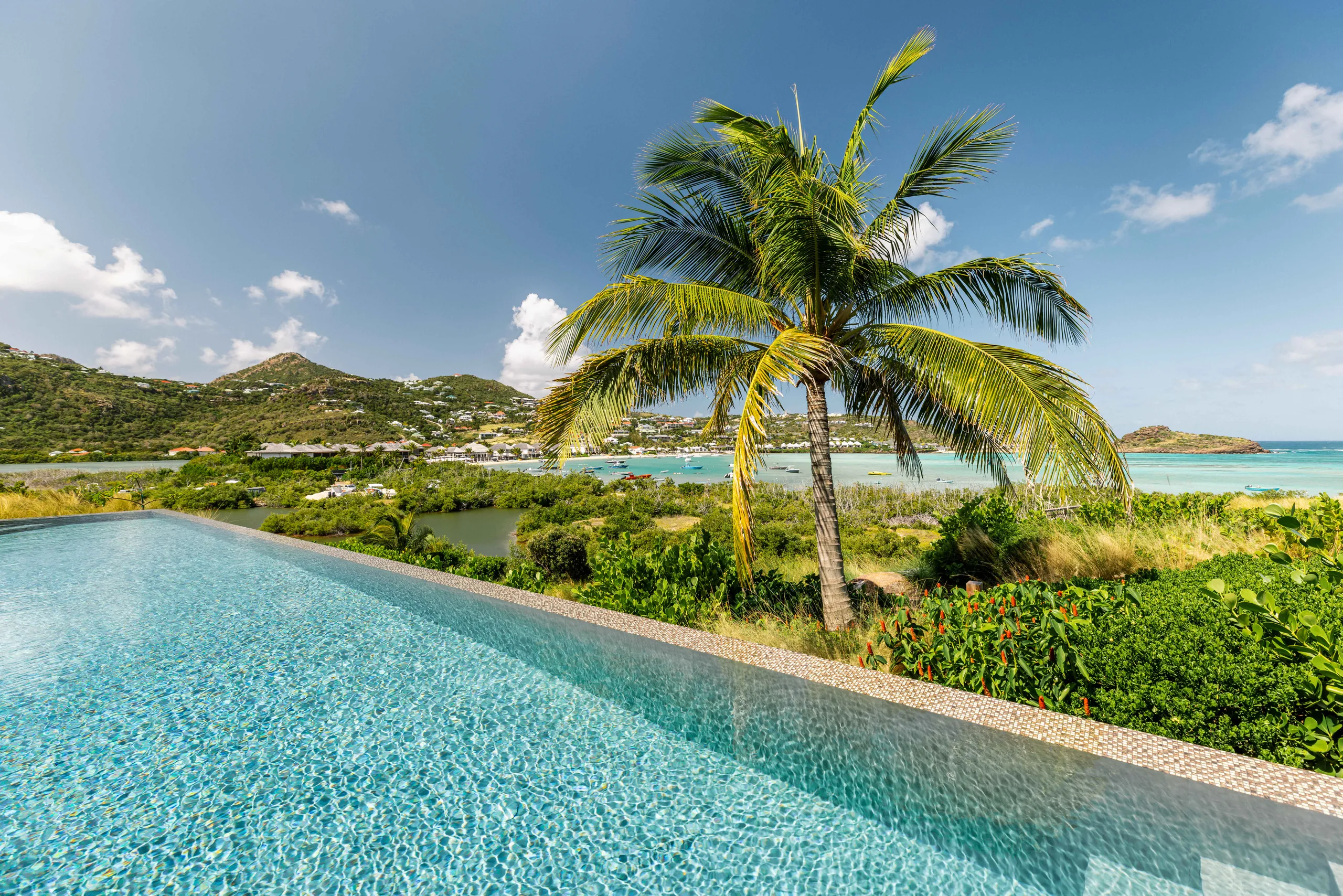 Modern 3BR Villa with Private Pool, Bar & Grand Cul-de-Sac Views — photograph 3