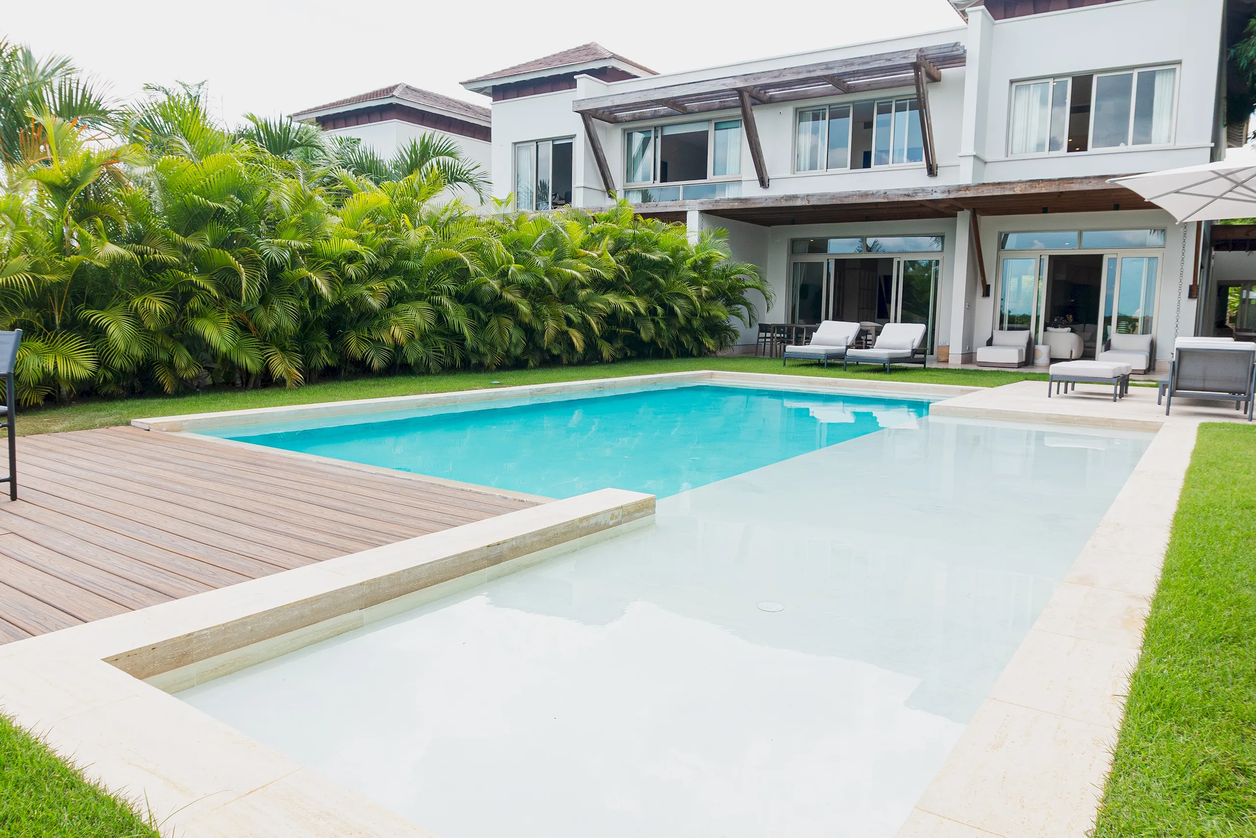 Charming Luxury Villa with Pool and Lush Gardens — photograph 10