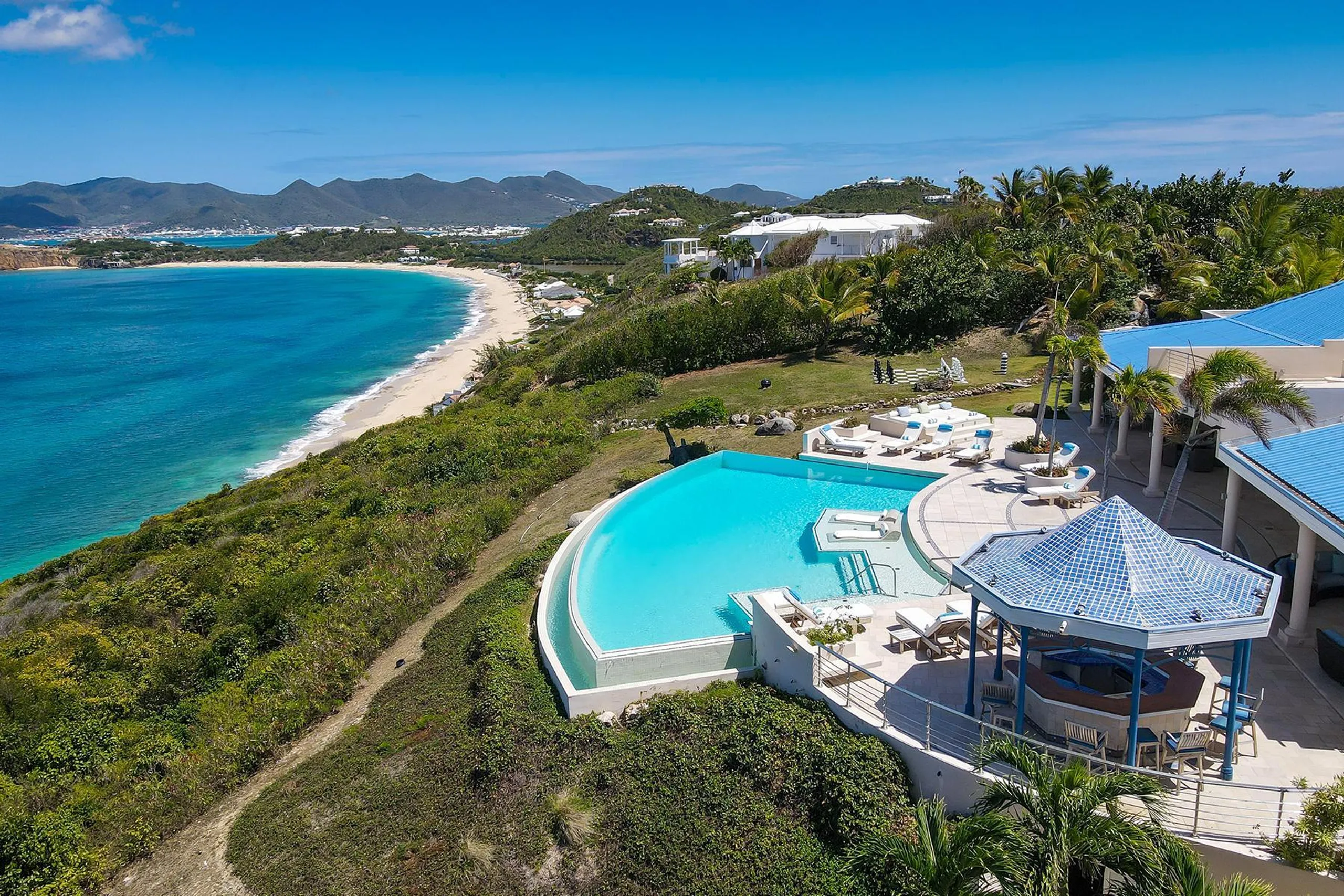 Clifftop Grand Compound with Infinity Pool and Panoramic Views  in St. Martin — photograph 3