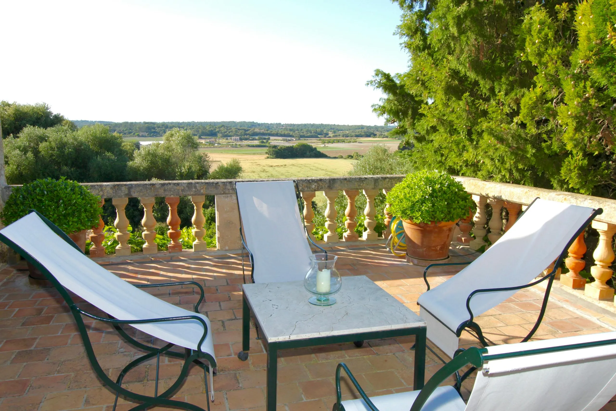 Relaxing Spanish Estate with Private Pool and Gazebo — photograph 8
