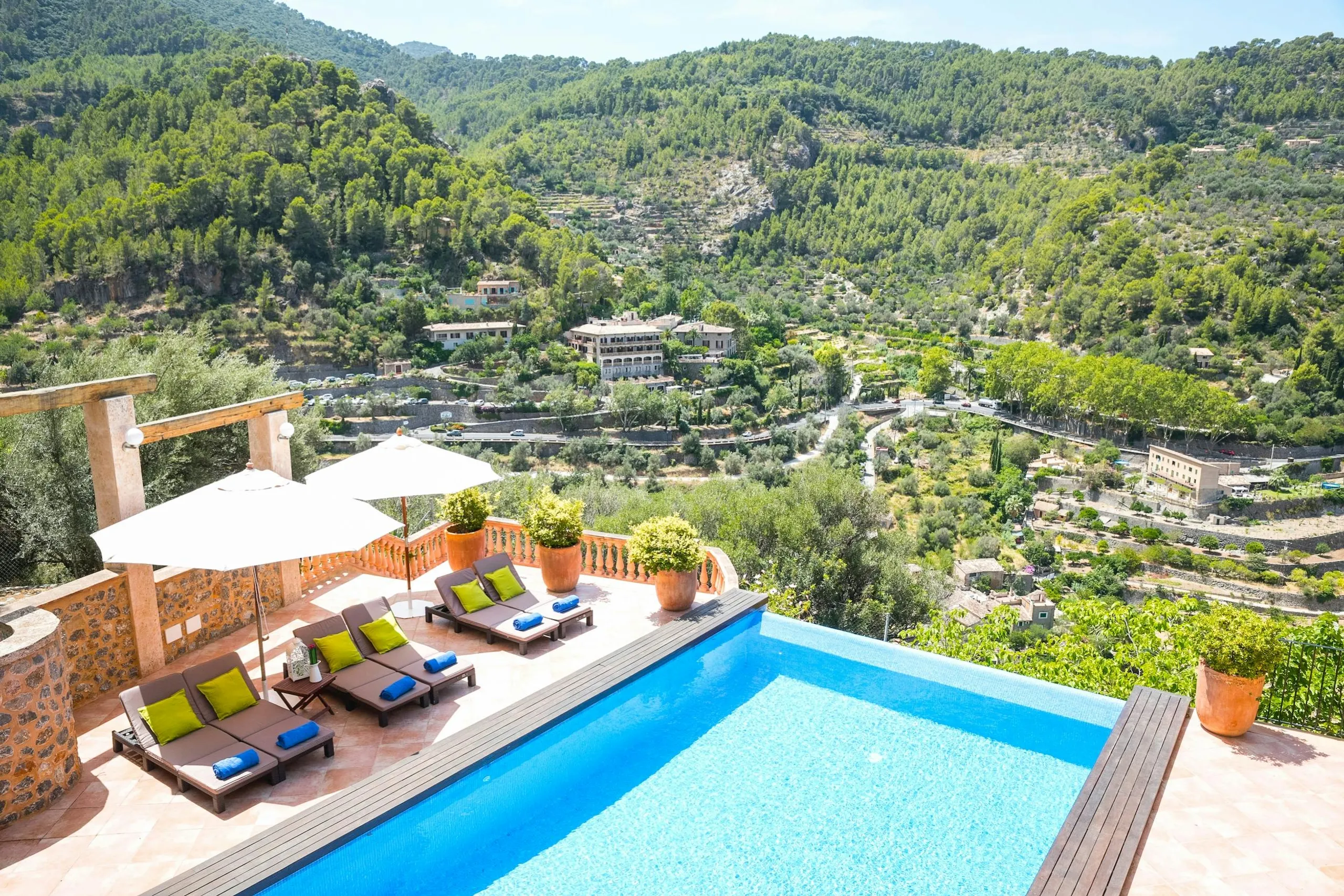Grand Luxury Estate in Mallorca with Infinity Pool and Outdoor Grill — photograph 2