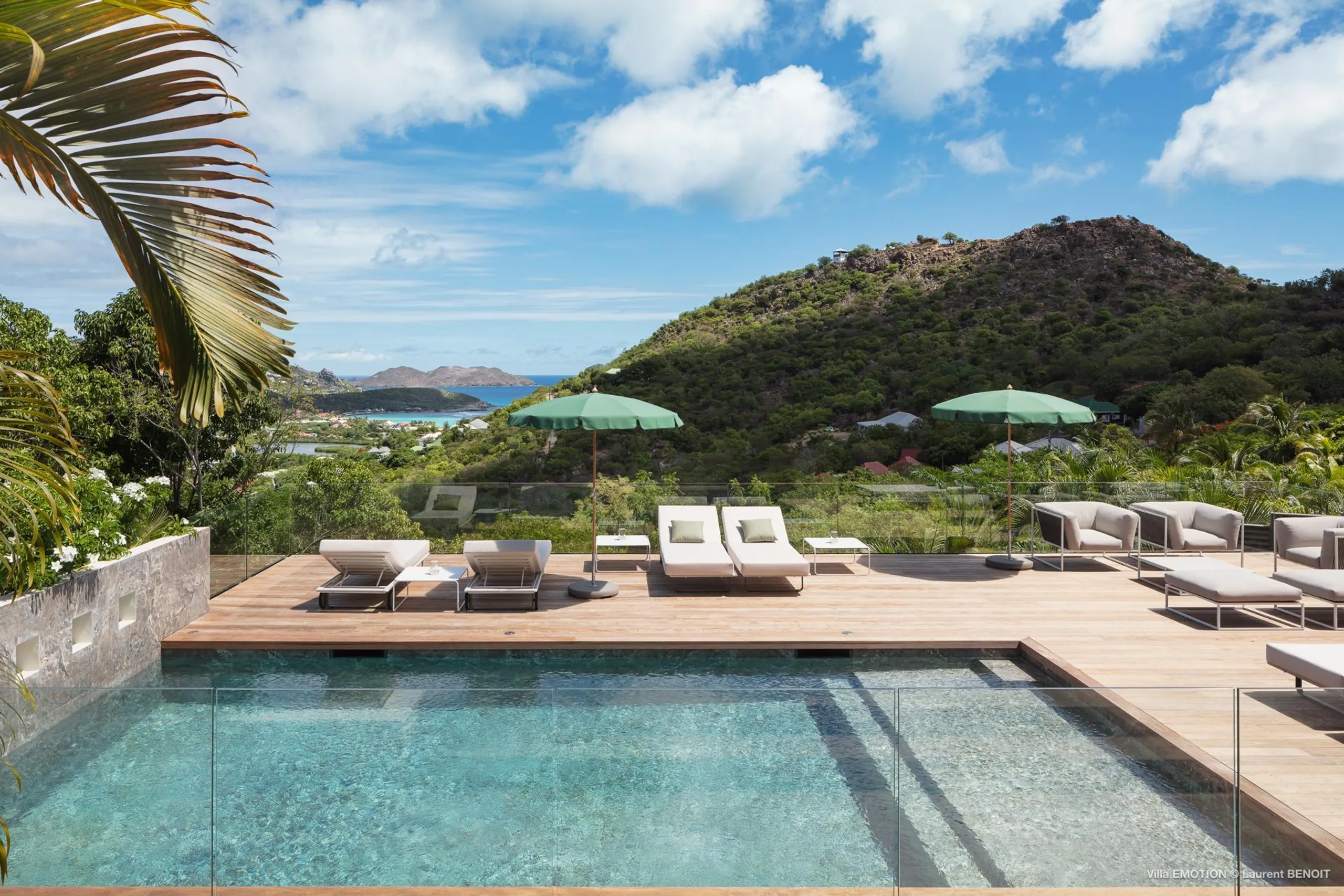 Awe-inspiring Paradise Estate with Private Pool, Sun Deck, and Gourmet Kitchen — photograph 2
