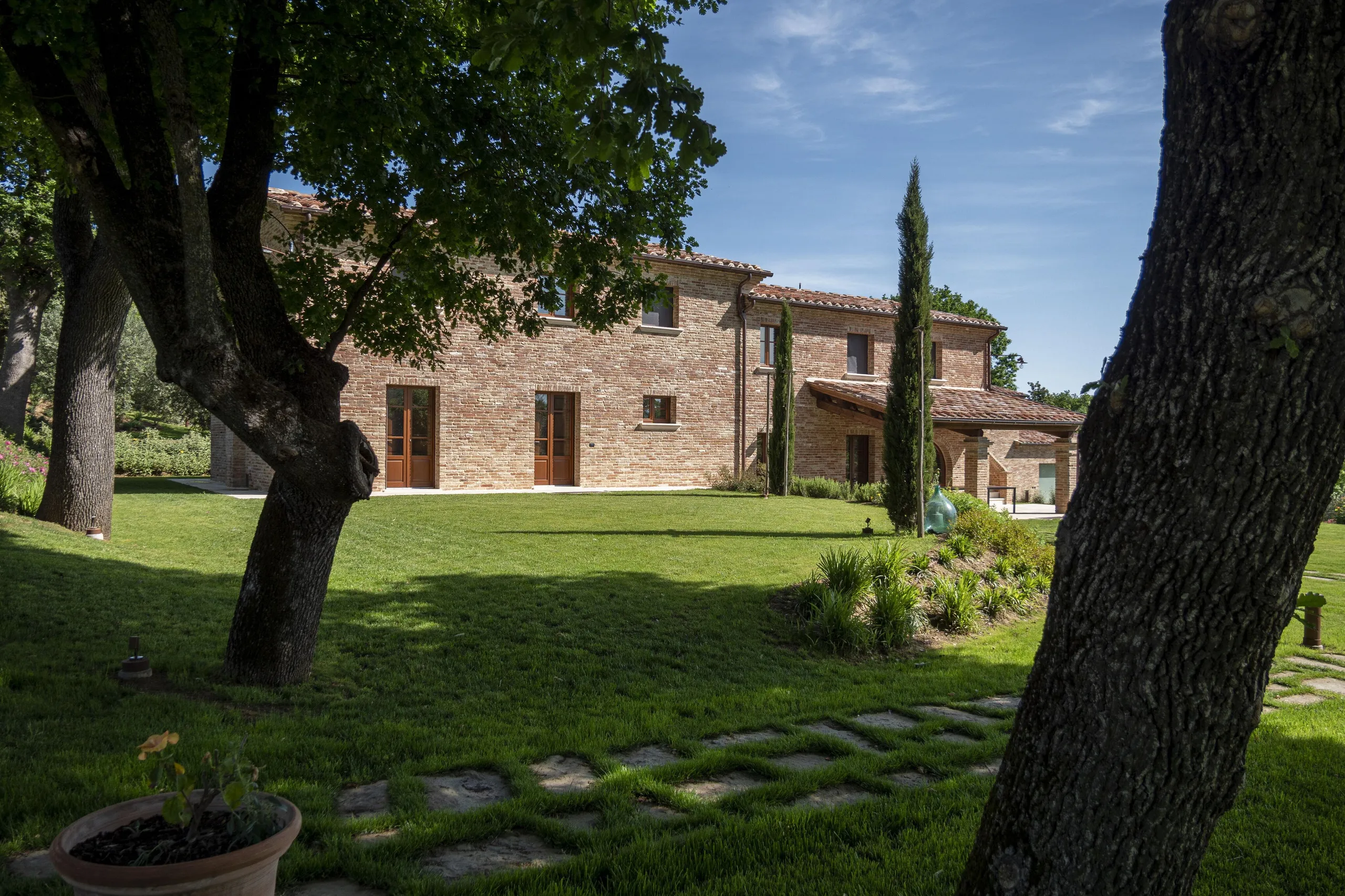 Classical Italian Estate with Invigorating Pool and Vineyard Views — photograph 4