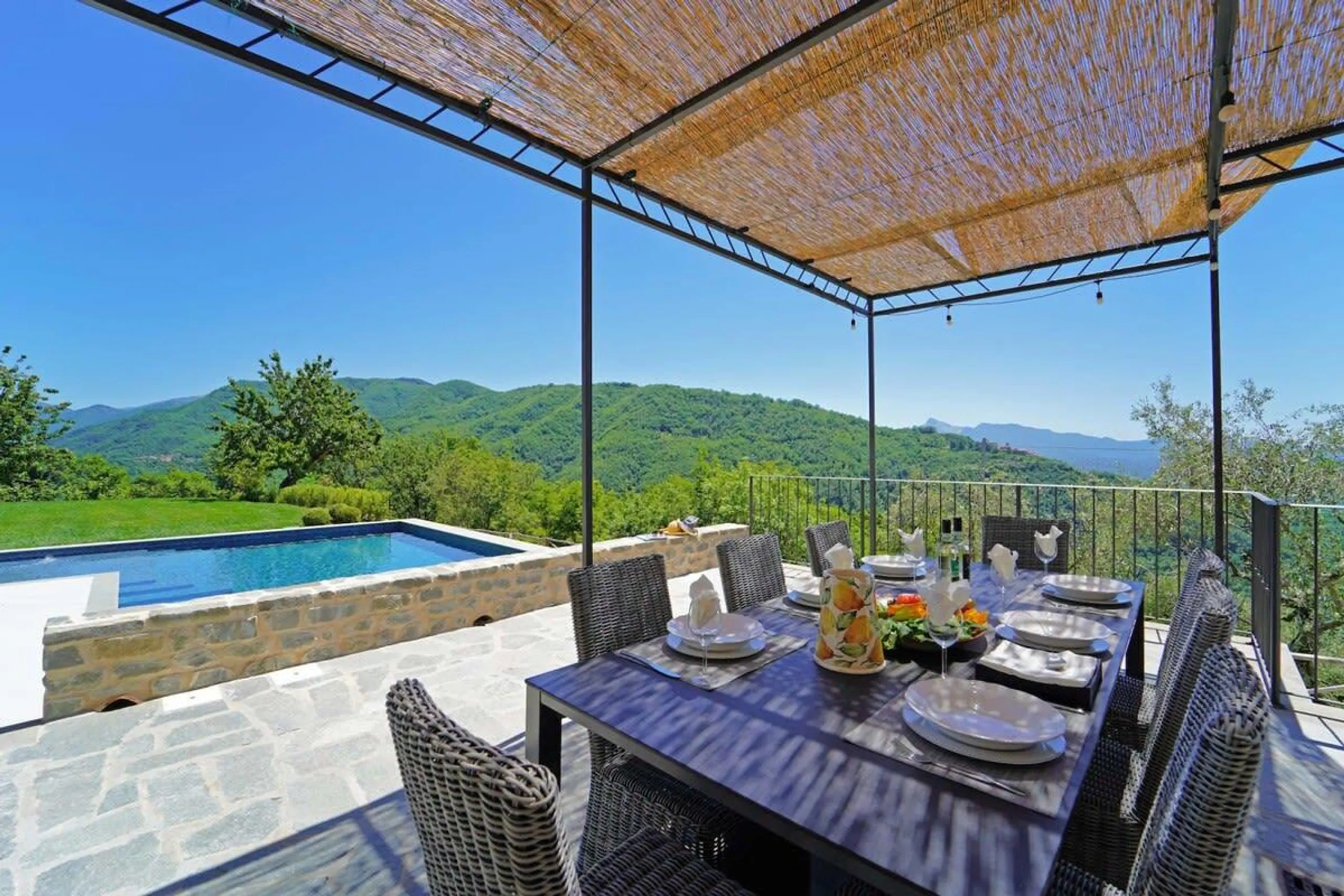 Charming Restored Farmhouse with Invigorating Pool — photograph 3