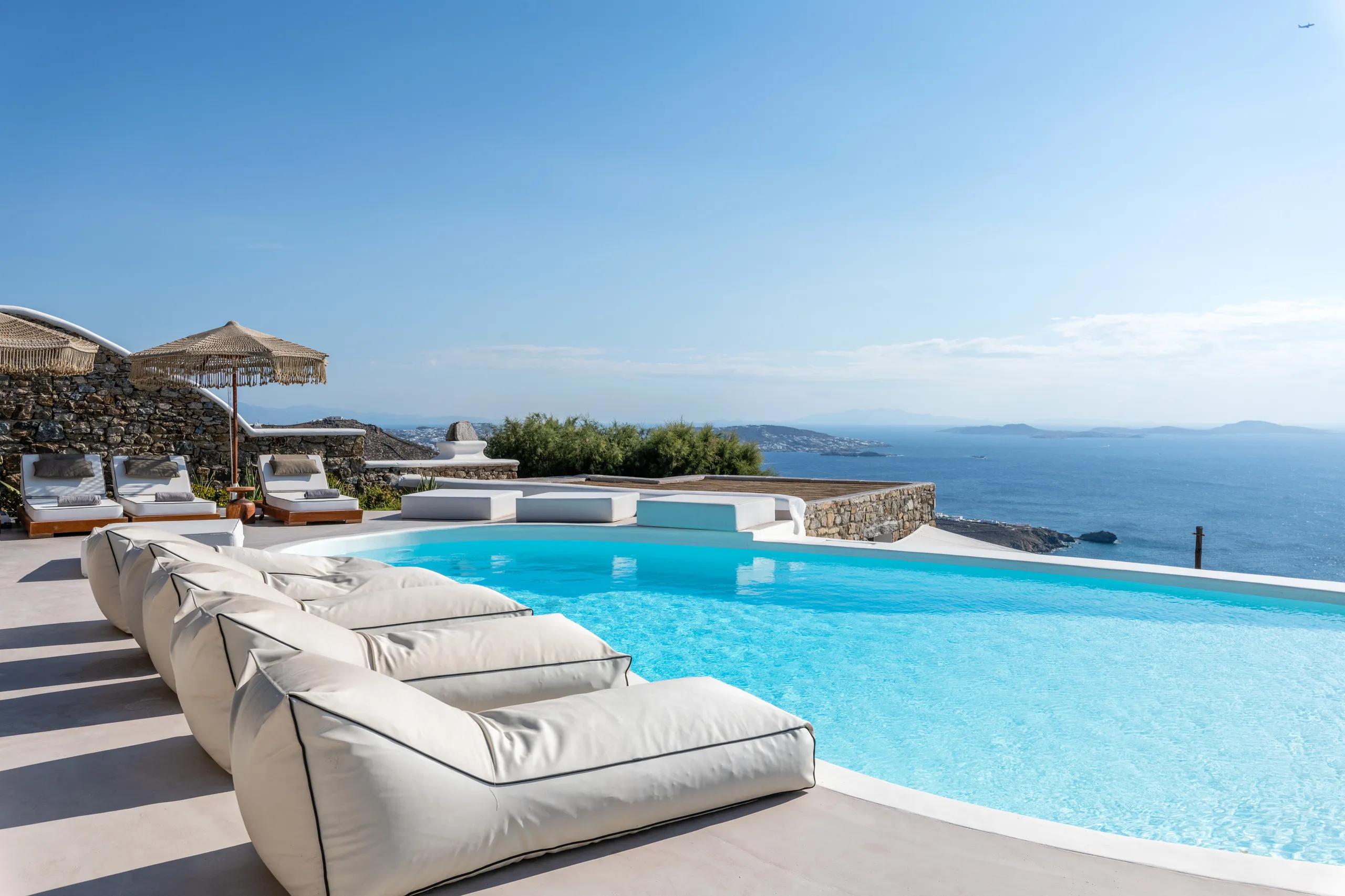 Deluxe Paradise in Fanari with Infinity Pool, Alfresco Jacuzzi and Aegean Sea Views — photograph 3