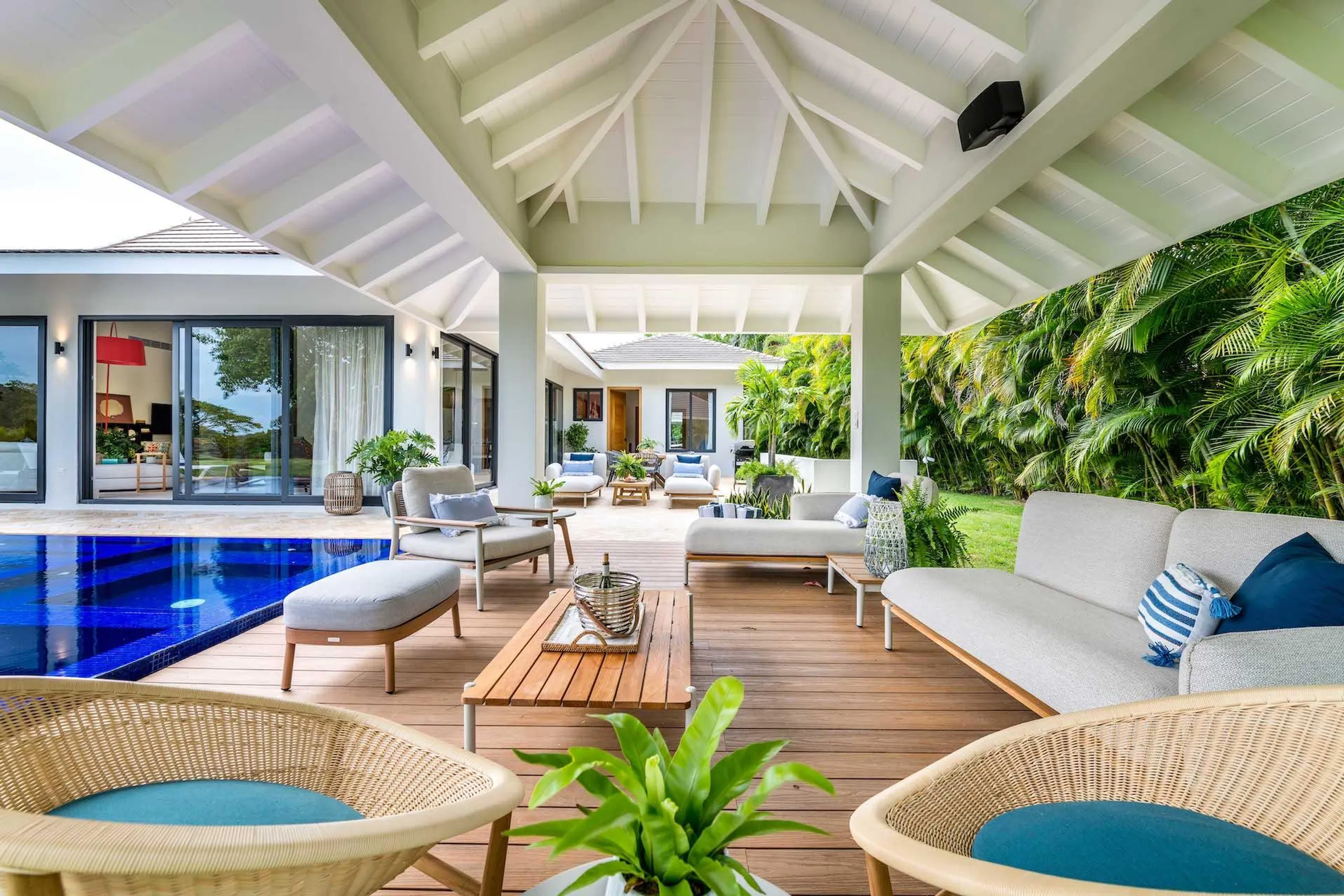 Resplendent 5BR Villa near Minitas Beach, La Marina, and La Romana Country Club — photograph 4