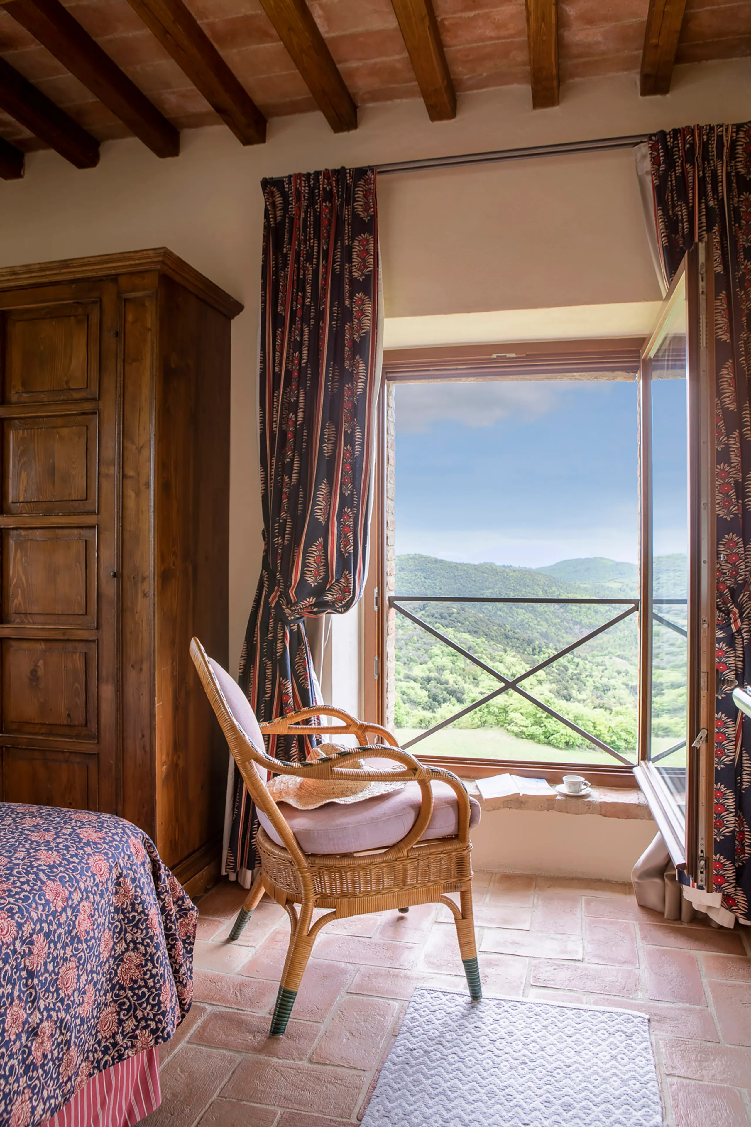 Gleaming Hilltop Haven with Infinity Pool & Panoramic Views — photograph 11