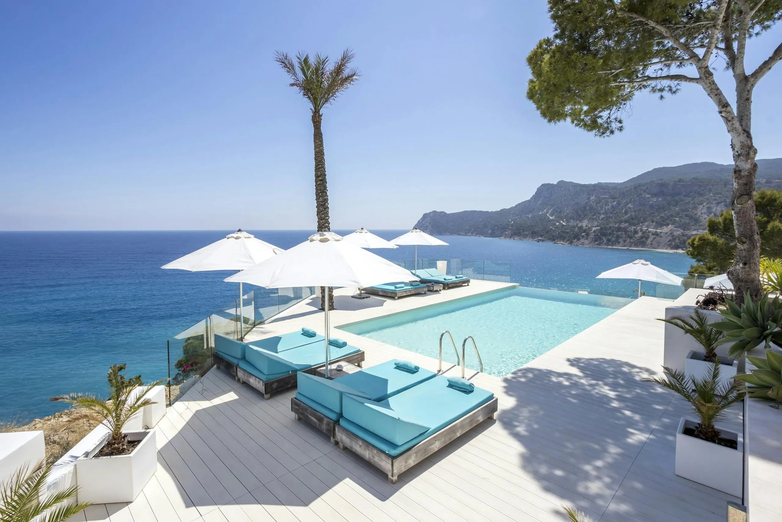 Invigorating Ibiza Estate with Private Pool and Ocean Views — photograph 9