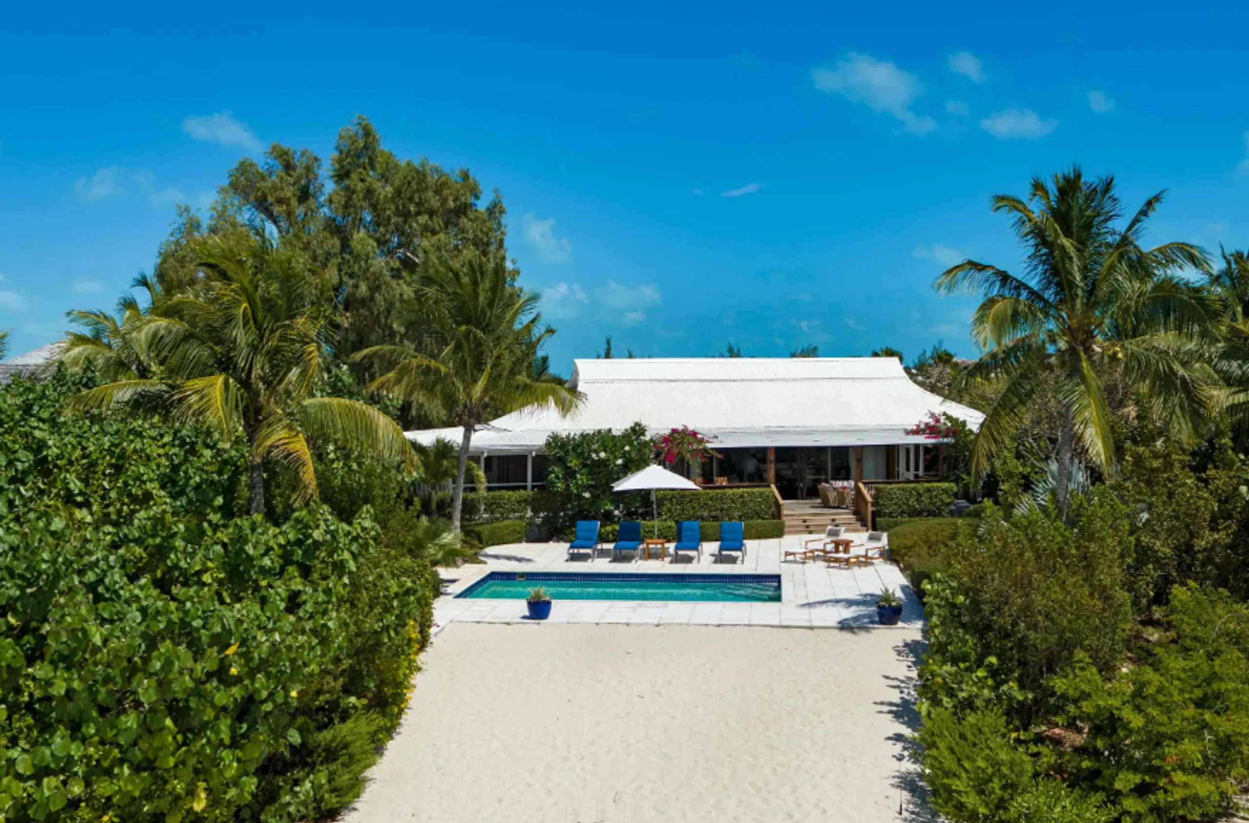 Timeless Beach House Experience with Stunning Views of Shimmering Sea — photograph 11