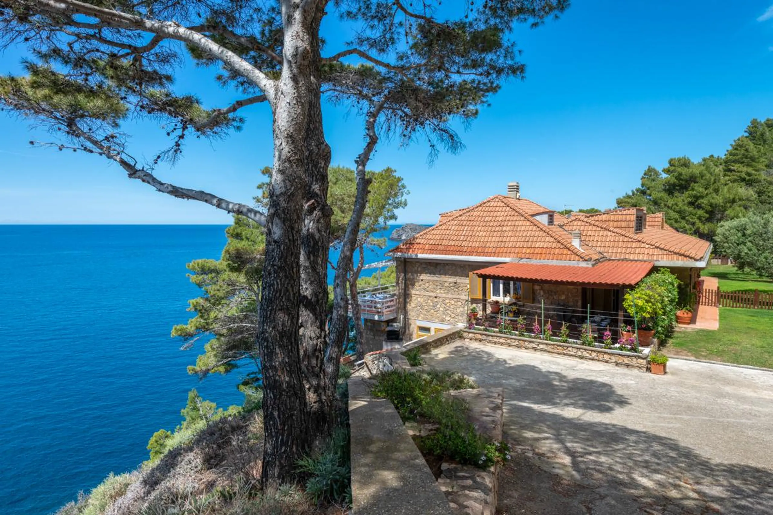 Resplendent Cliffside Villa with Magnificent Ocean Views and Patio — photograph 2