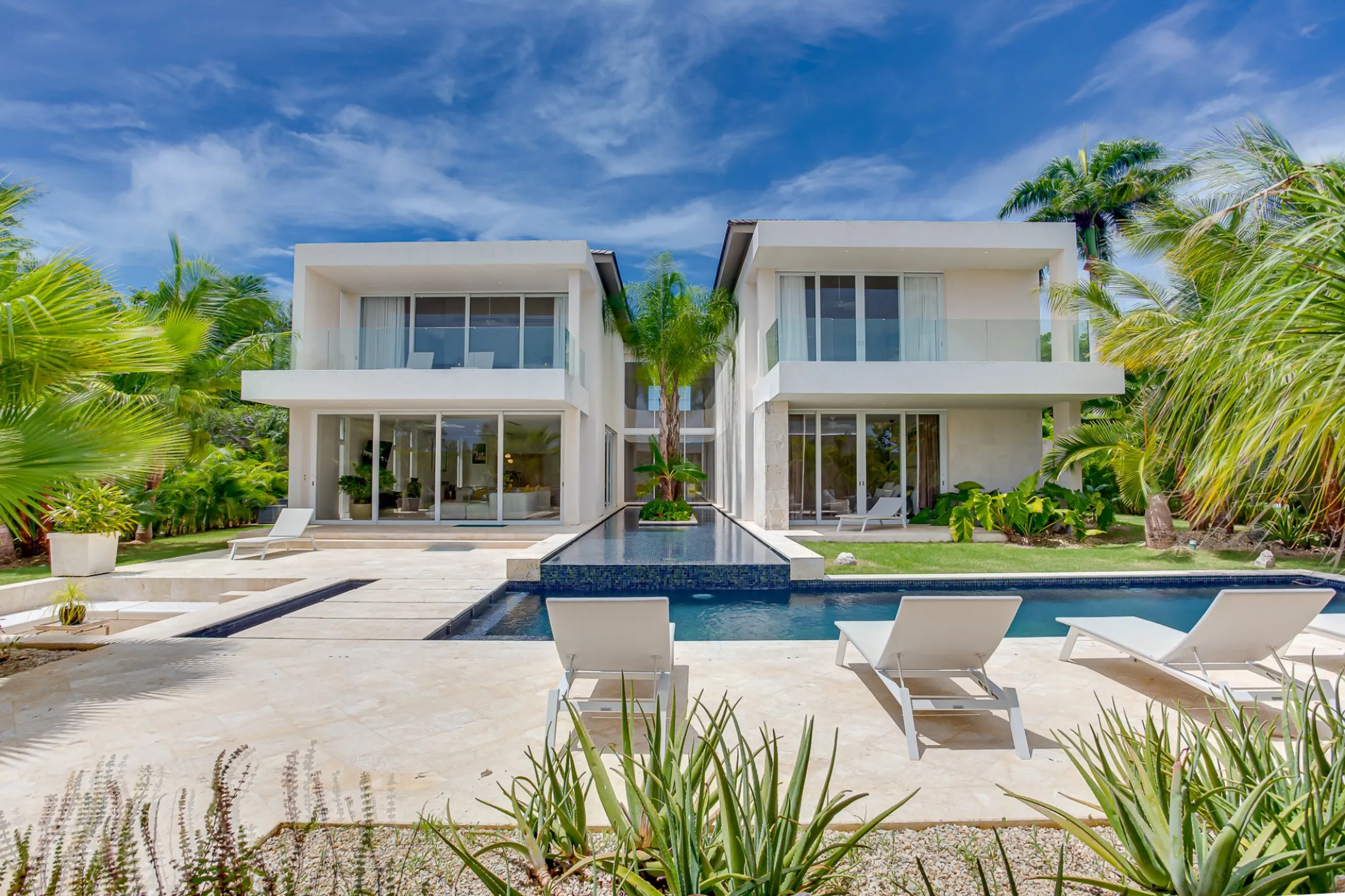 Sophisticated Punta Cana Villa with Private Pool, Modern Designs and Lake Views — photograph 2