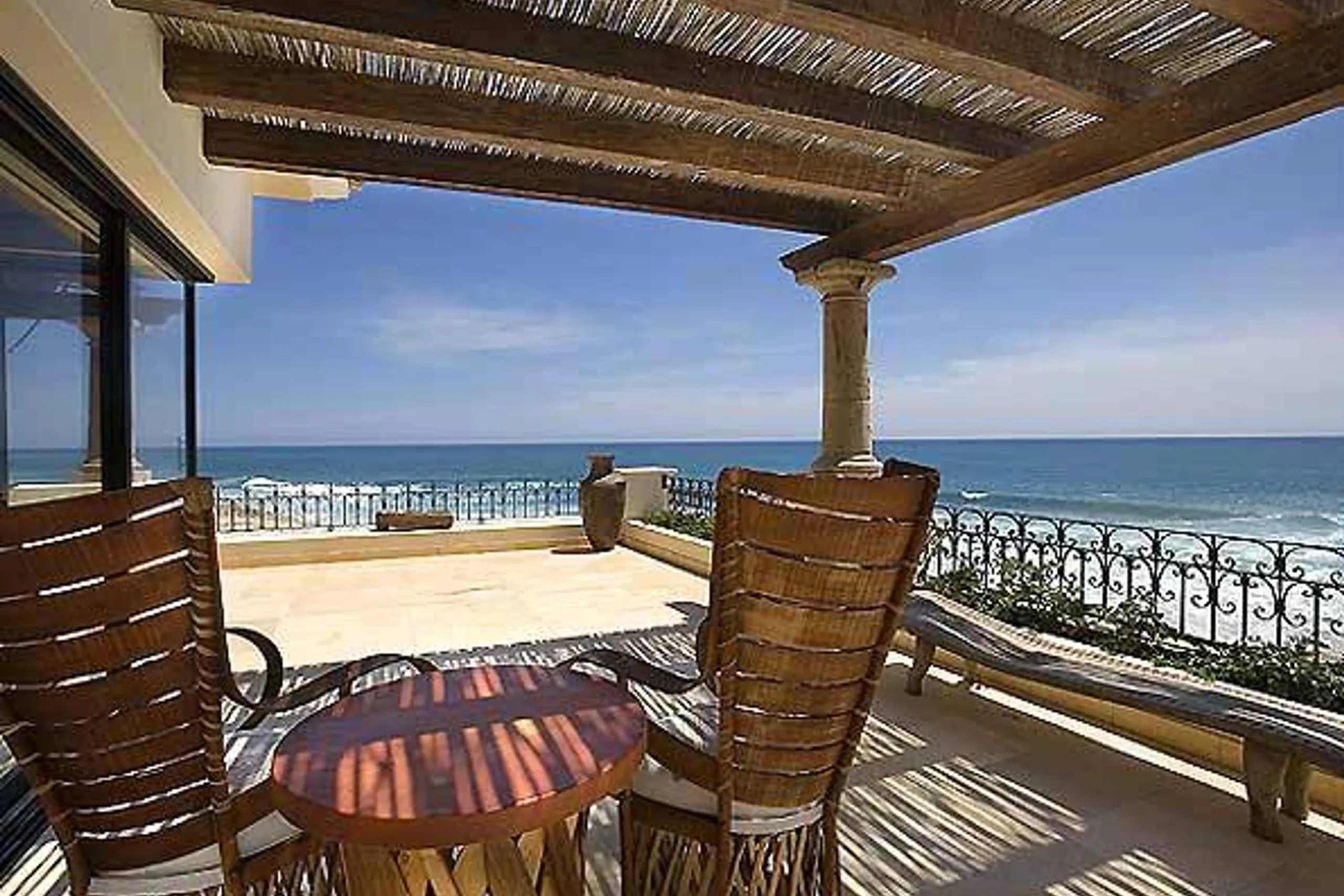 Beautiful Private Beachfront Estate with Infinity Pool, Hot Tub and Ocean Views fro VILLAWAY® — photograph 9