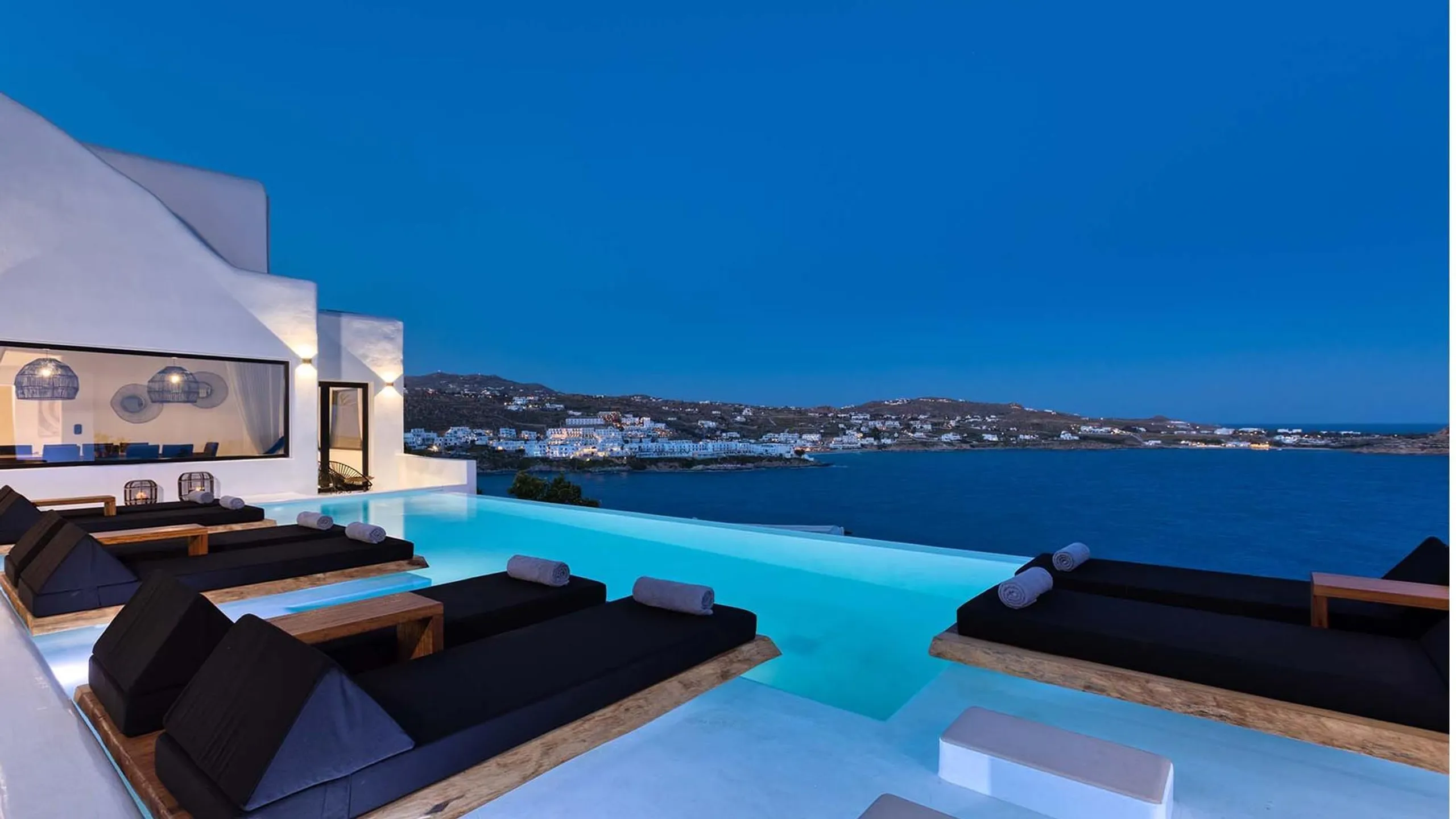 Lavish Luxury Retreat with Infinity Pools, Onsite Beach and Captivating Views — photograph 2