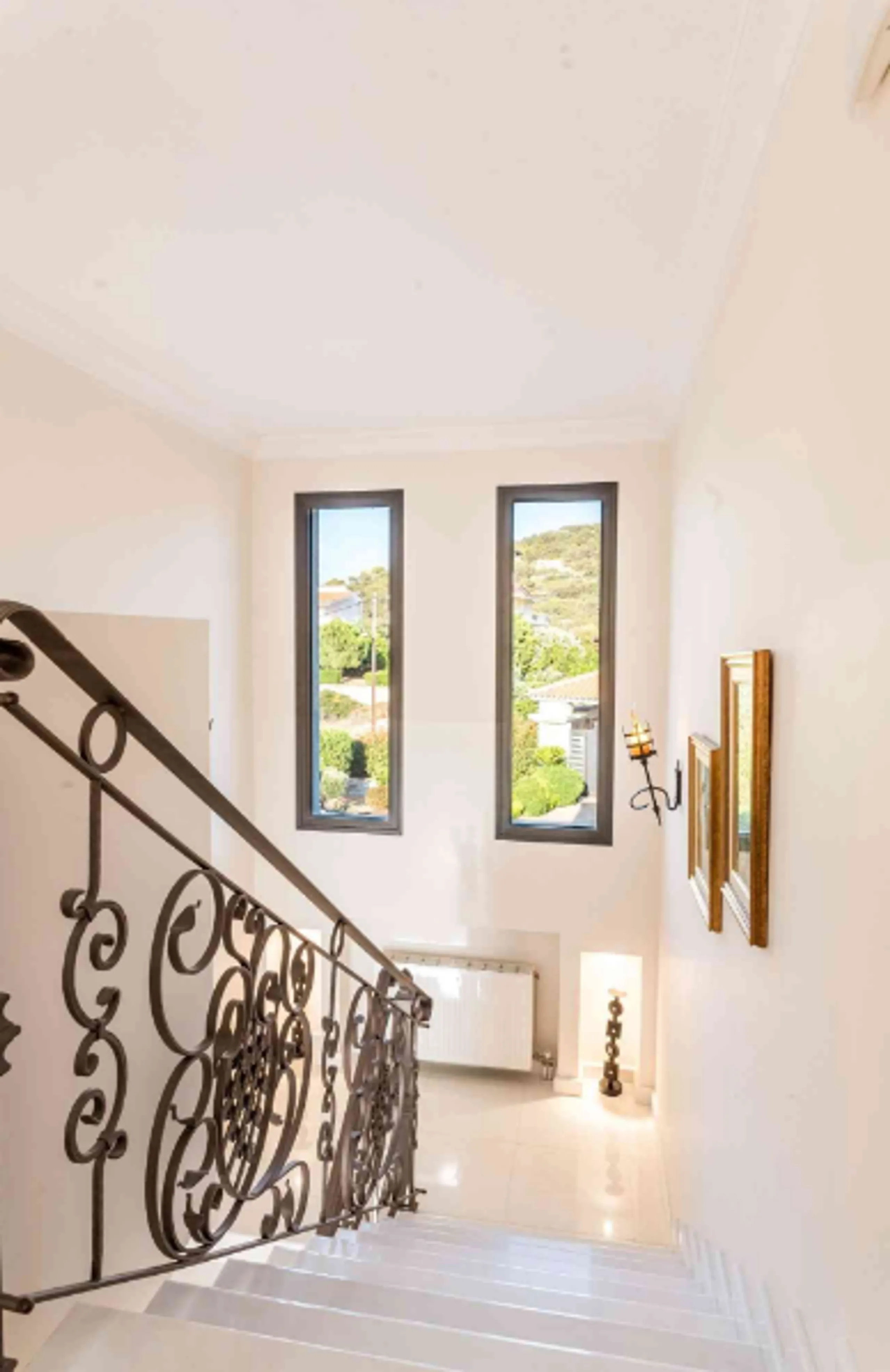 Elegant Light-filled Residence with Private Pool and Mountain Views — photograph 10