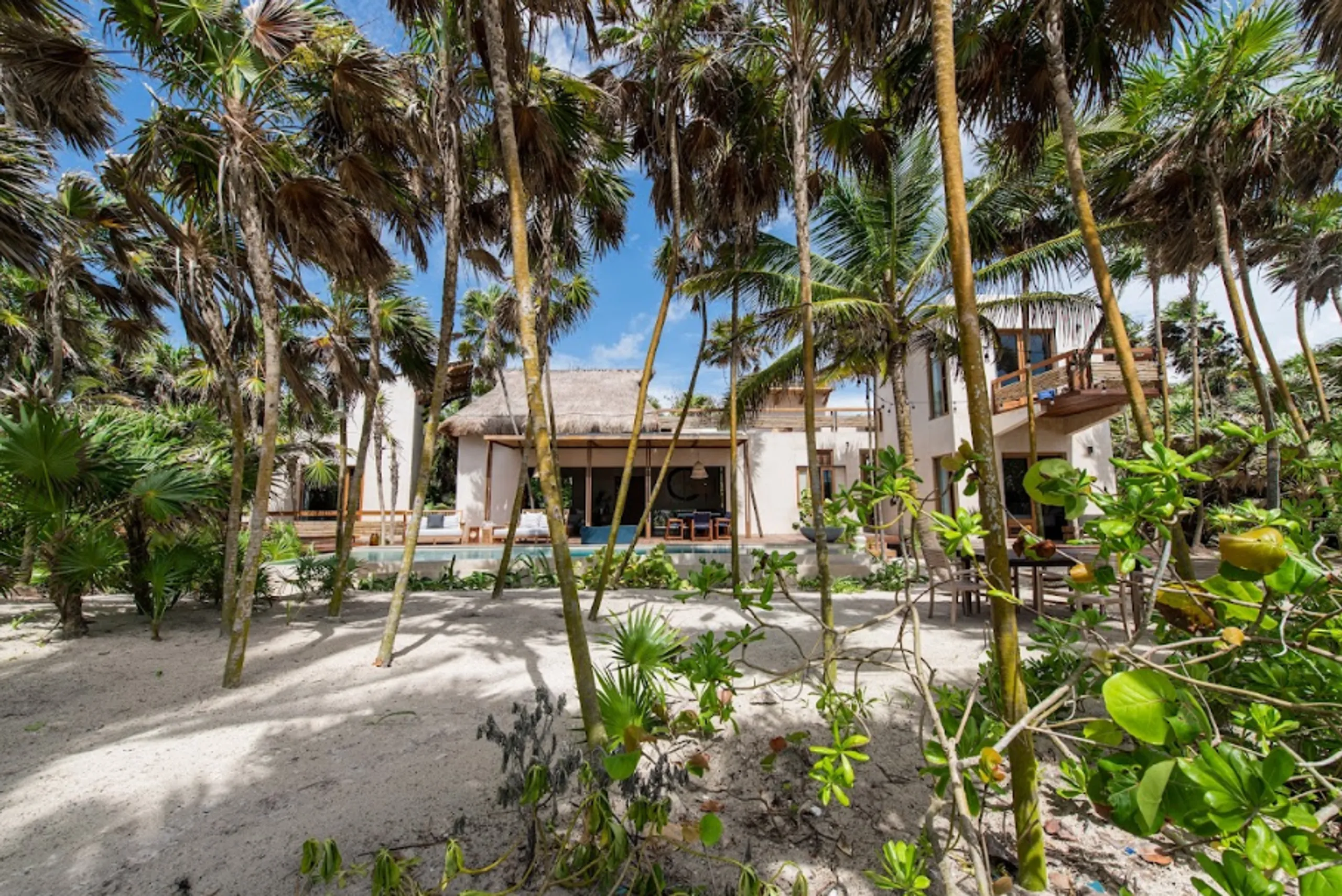 Pristine Beachfront Villa with Infinity Pool and Breathtaking Biosphere Views — photograph 2