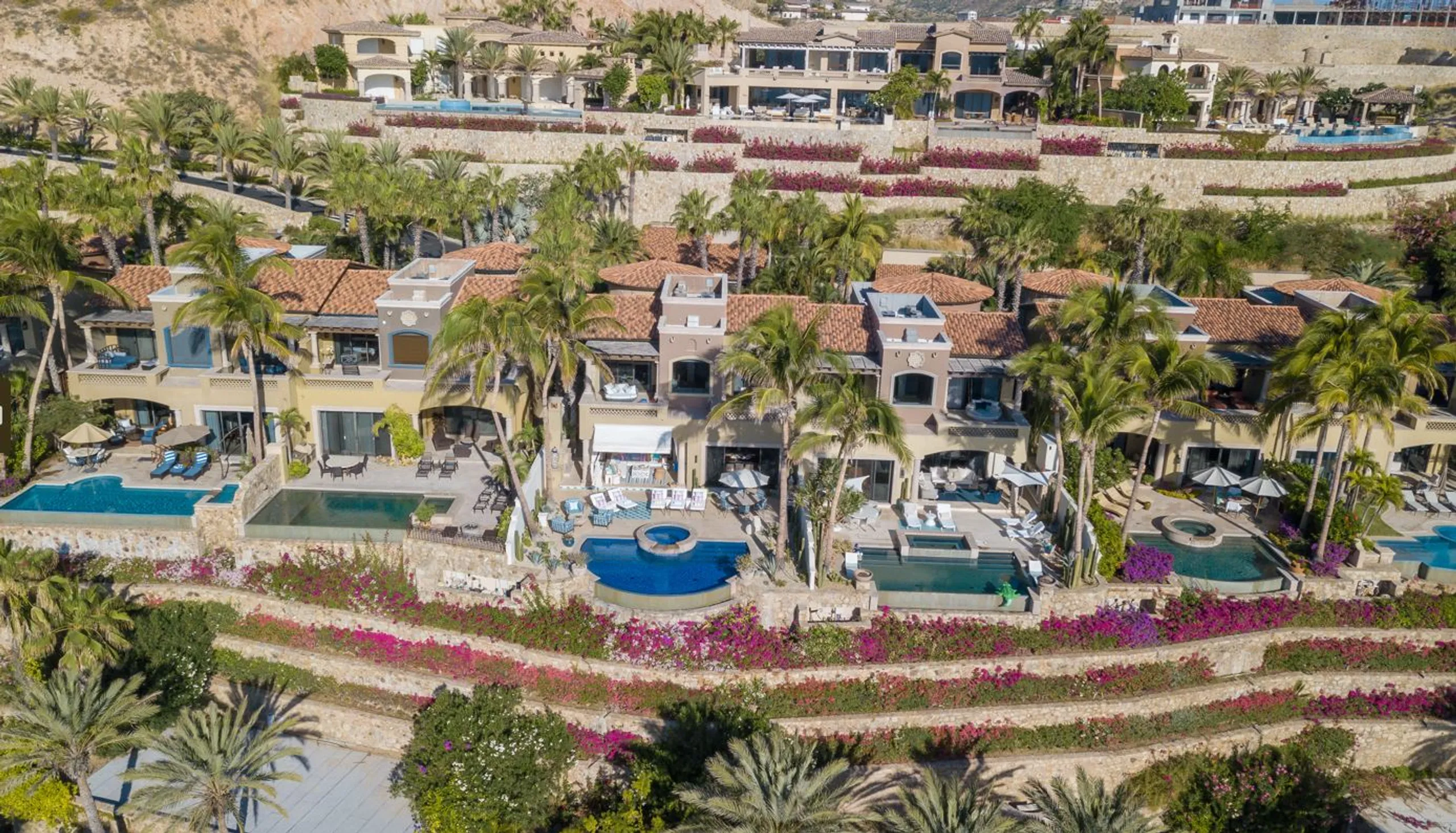 Lavish  5-Bedroom Villa with Infinity Pool, Jacuzzi, Resort Access and Sea Views — photograph 9