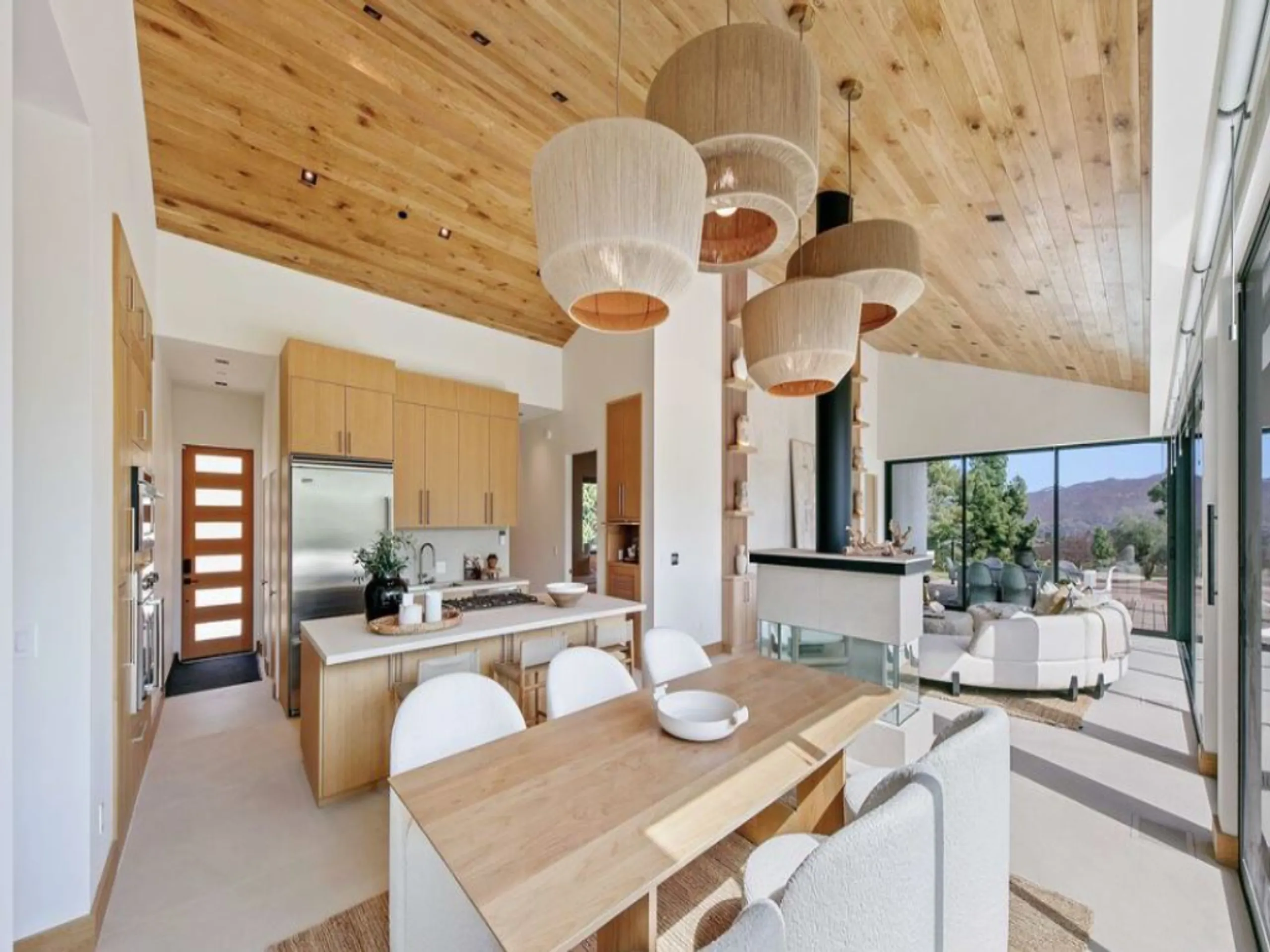 Architectural Malibu Farmhouse with Creative Studio, Pool & Two-Acre Ground — photograph 10