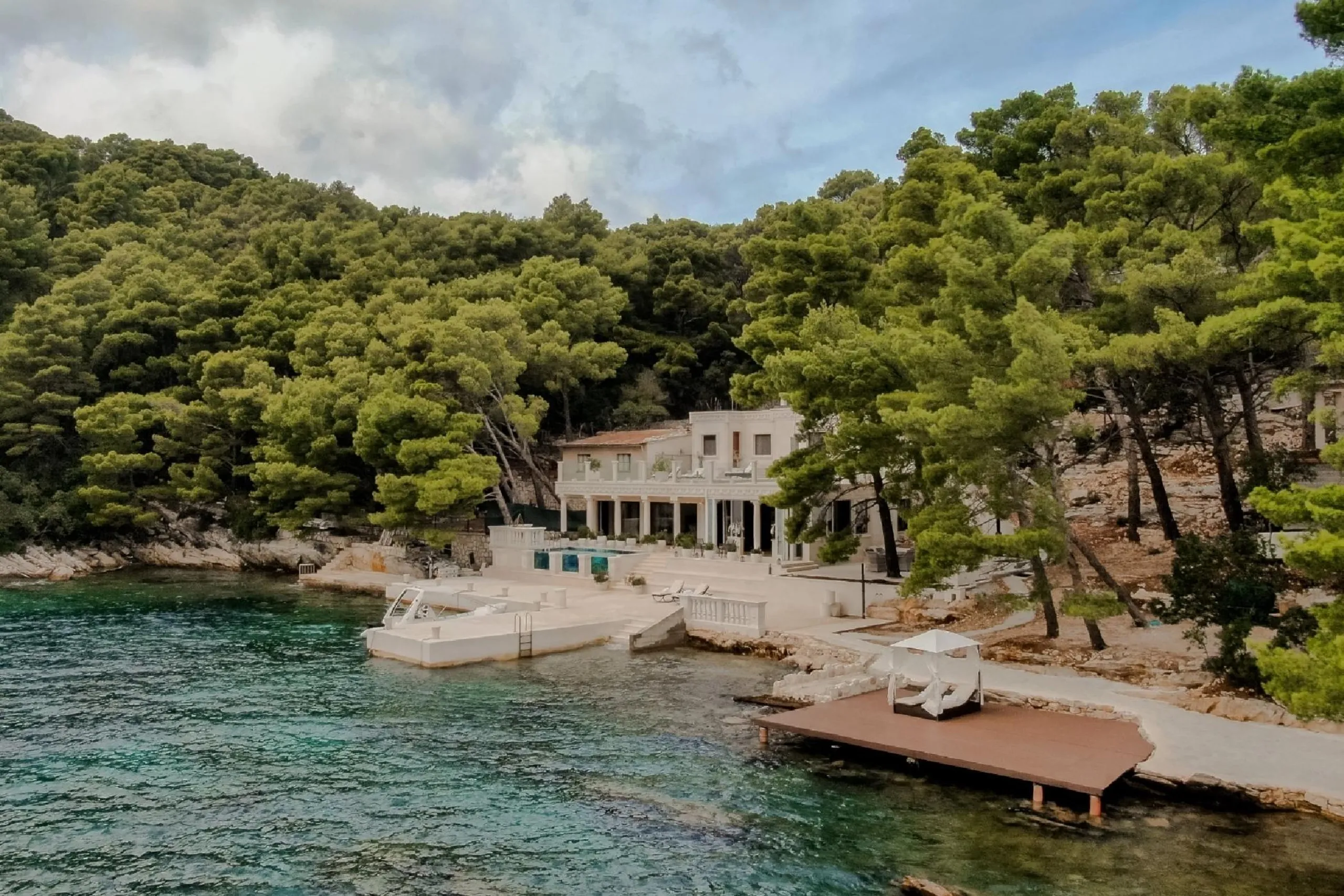 Enchanted Ancient-Inspired Villa with Breathtaking Pool and Seaside Views — photograph 4
