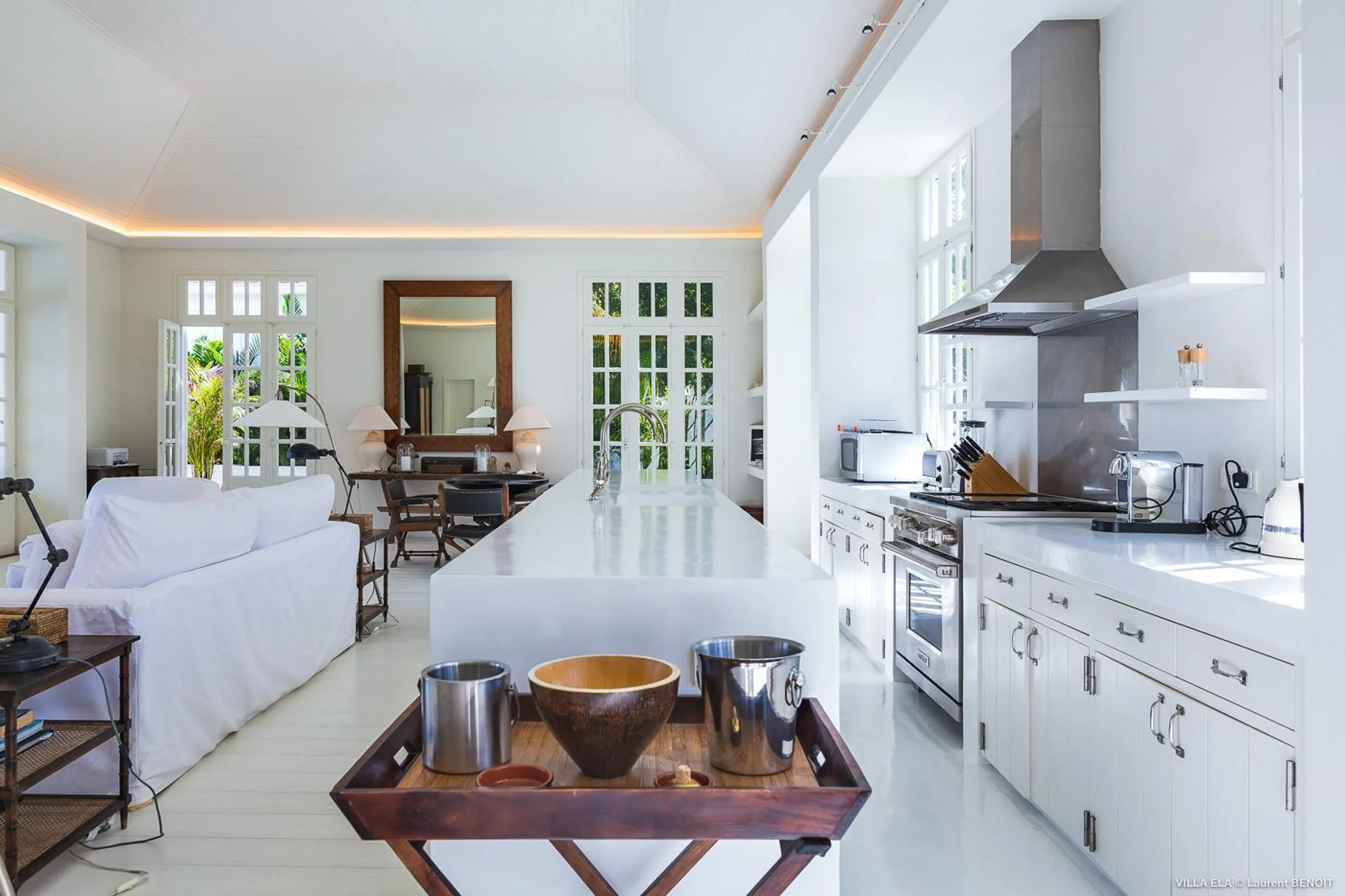 Majestic Beachfront Villa with Tennis Court, Private Pool and Walks to Ocean — photograph 8