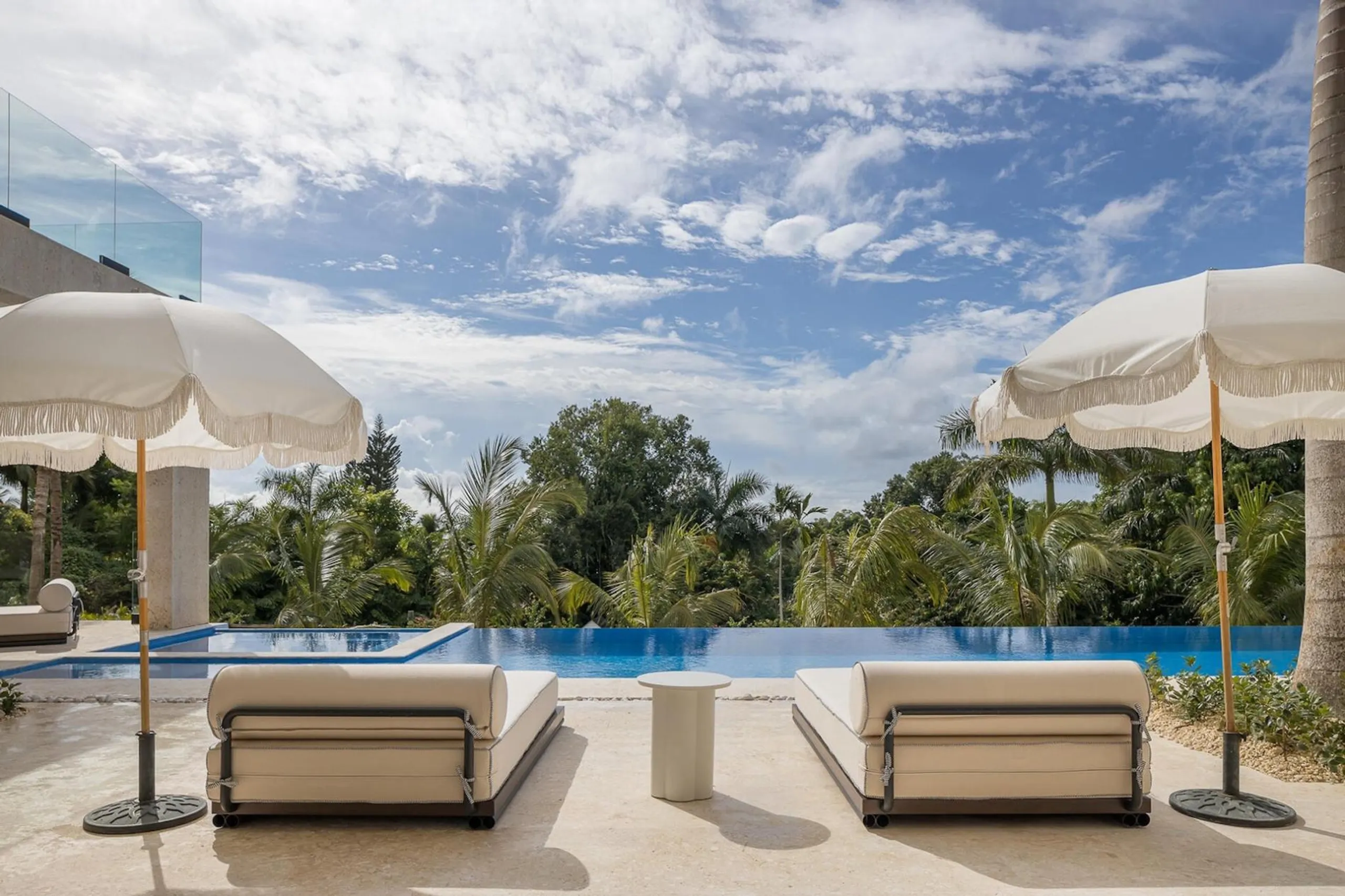 Regal Modern Villa in Pool, Gym, Sauna and Ocean Views — photograph 2