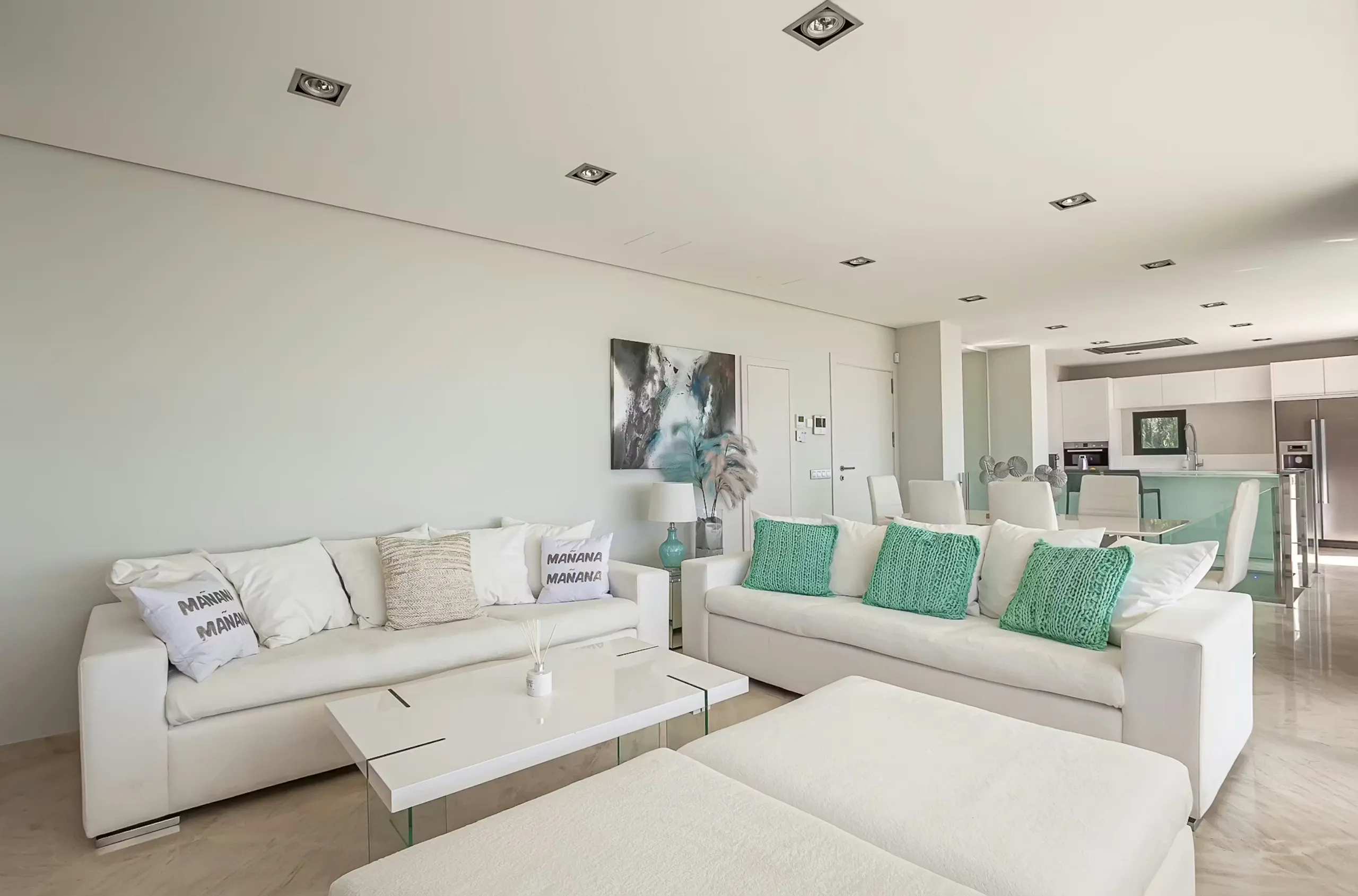 Gleaming Coastal Escape with Infinity Pool and Endless Views — photograph 7
