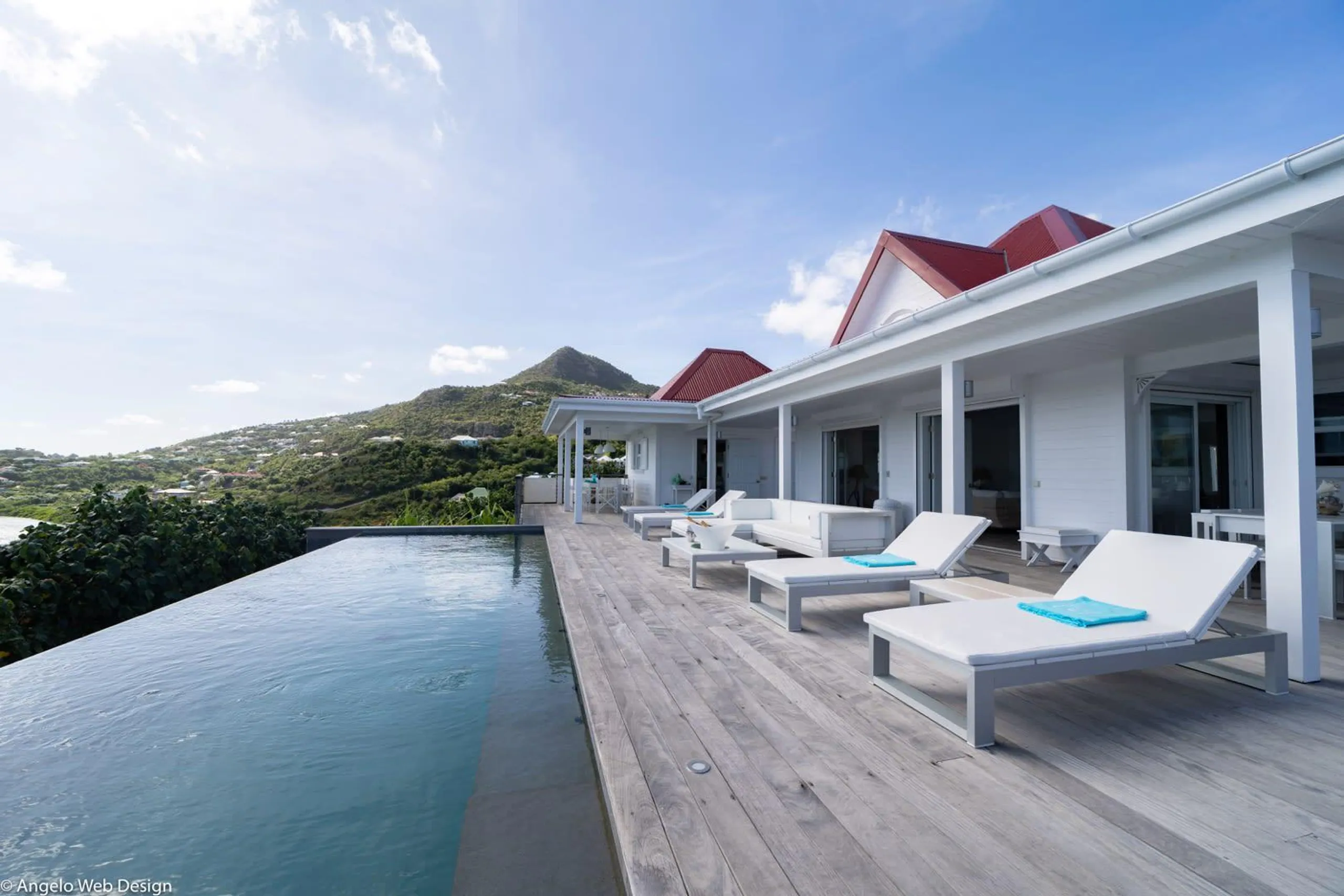 Tranquil 4BR Haven with Breathtaking Ocean and Hill Views — photograph 3