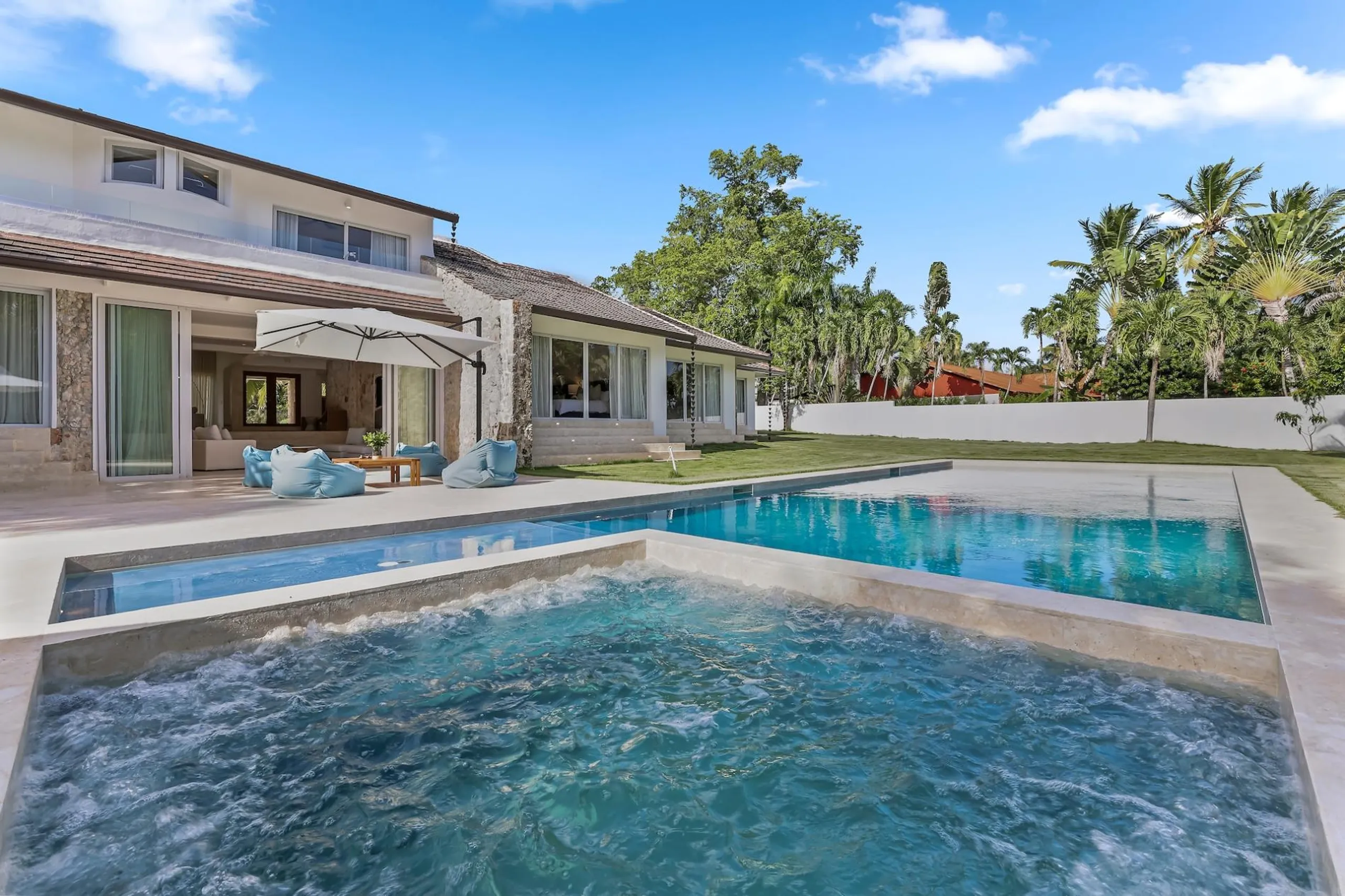 Stylish Poolside Villa with Infinity Pool, Hot Tub & Chic Interiors — photograph 2