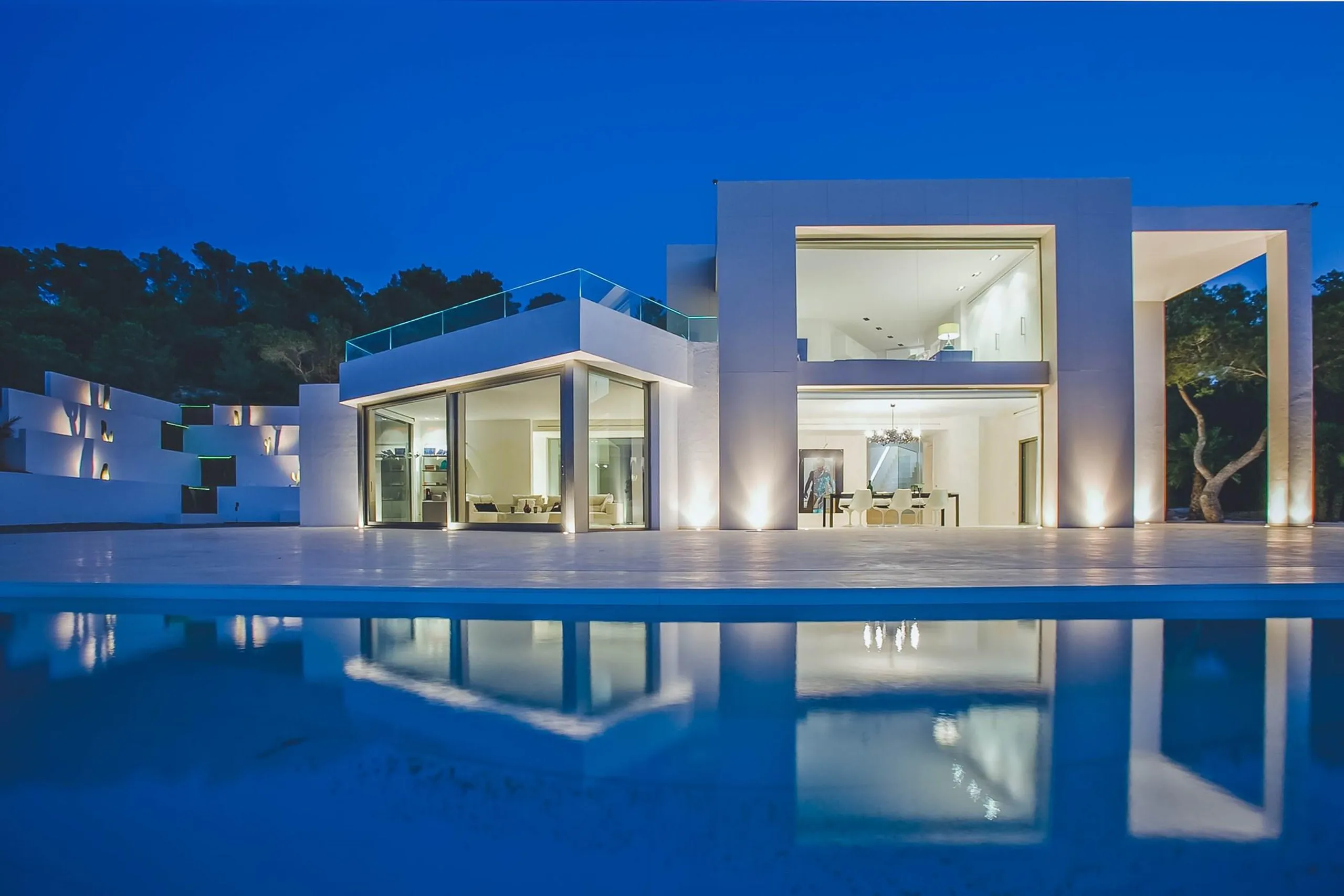 Light-filled Modern Villa with Pool and Panoramic Rural View — photograph 3