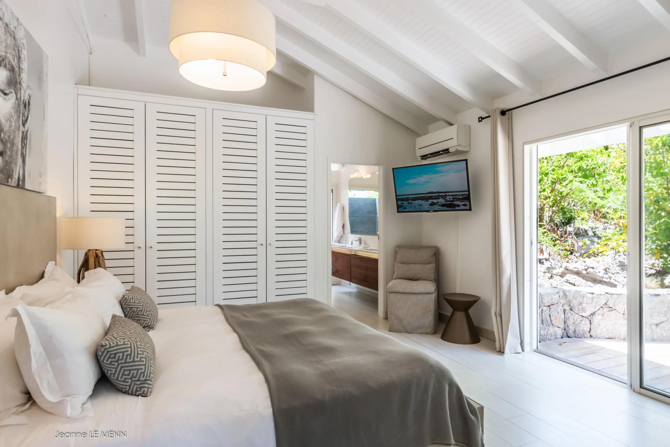 Lavish Oceanside Villa with Private Pool and Outdoor Grill — photograph 9