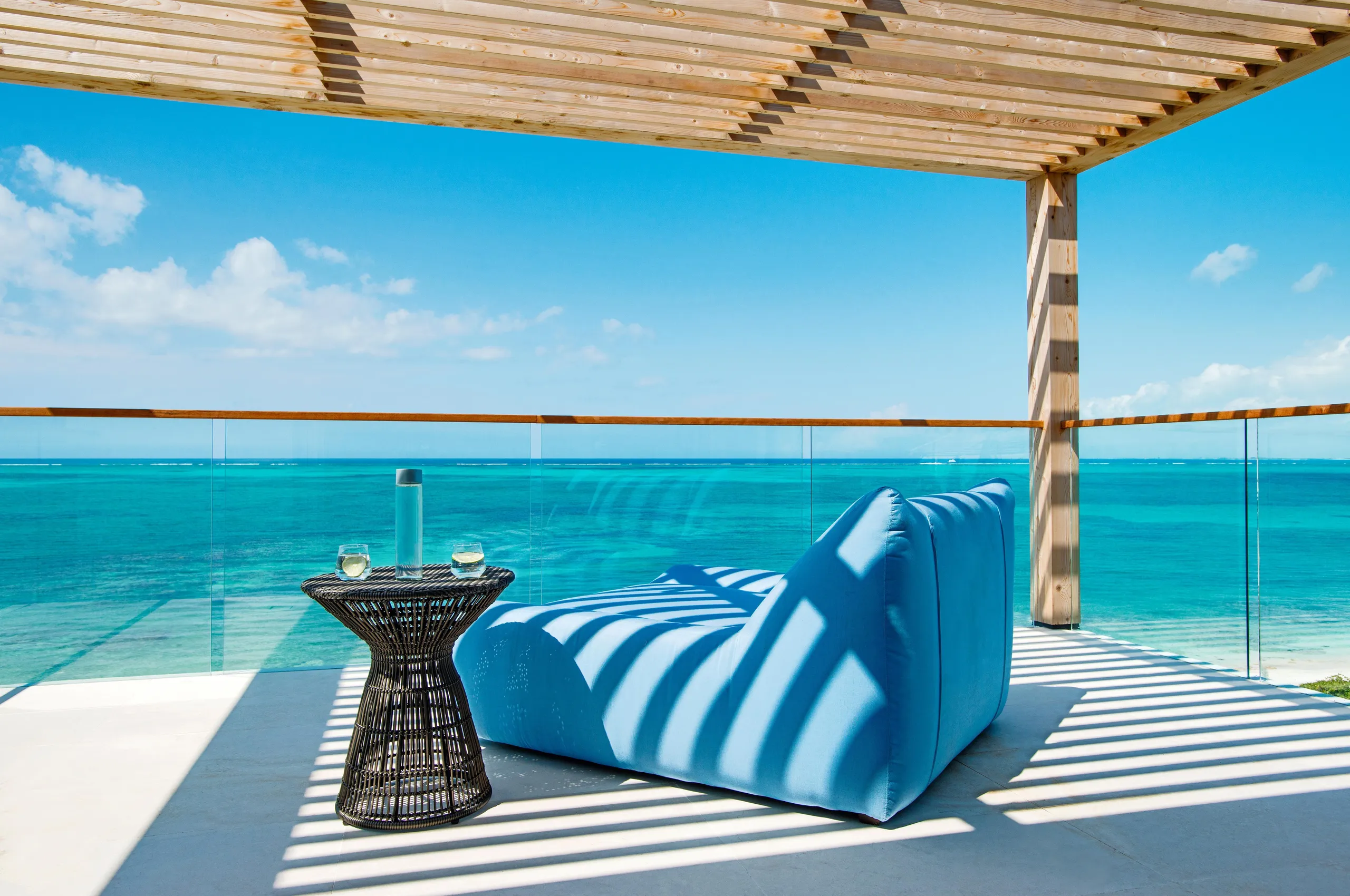 Secluded Charm and Luxury: North Shore's 5-Bedroom Beachfront Villa with Infinity Pool and Ocean Views — photograph 6