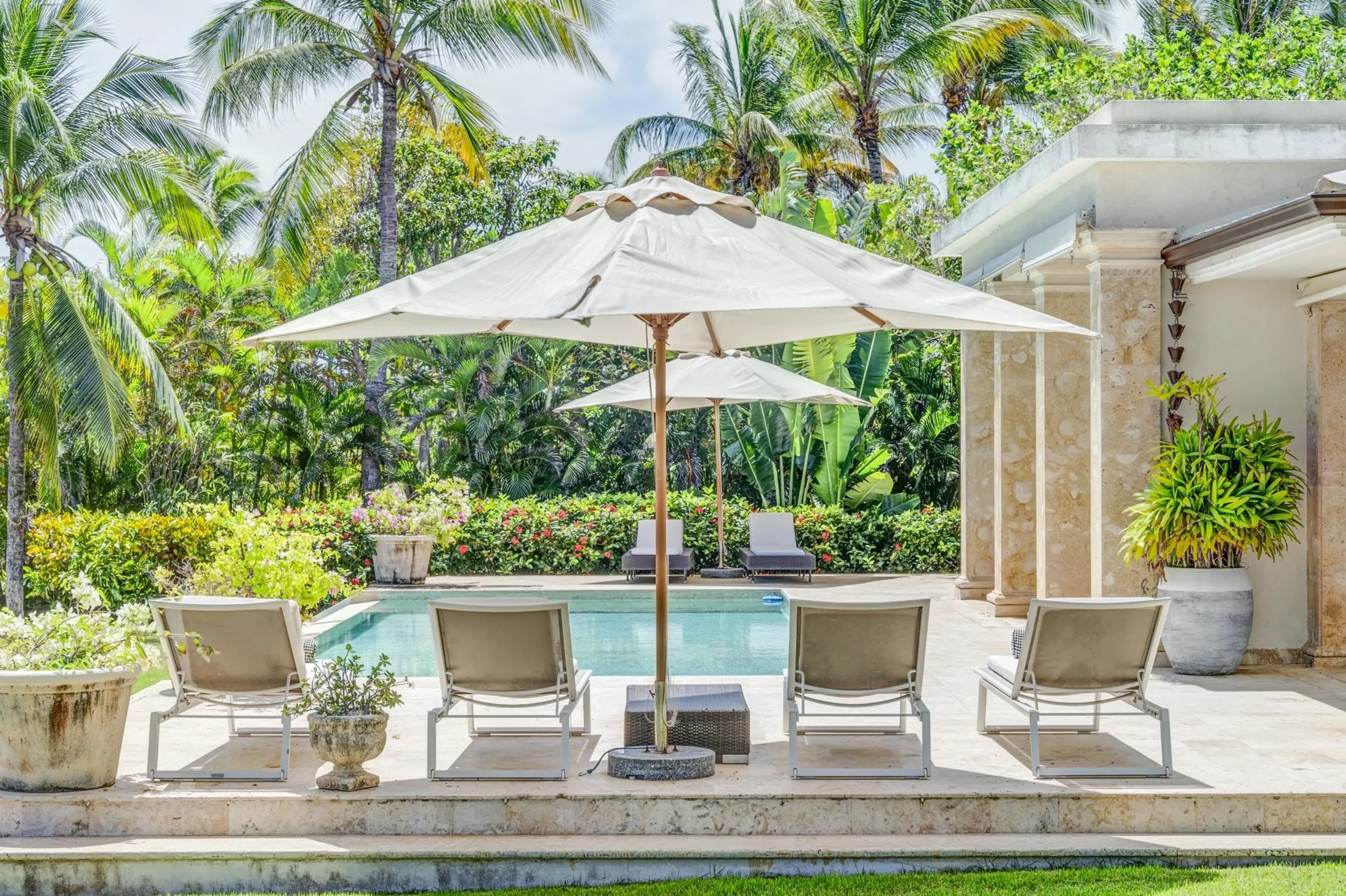 Lavishly Appointed Villa with Private Pool and Golf Course View — photograph 2