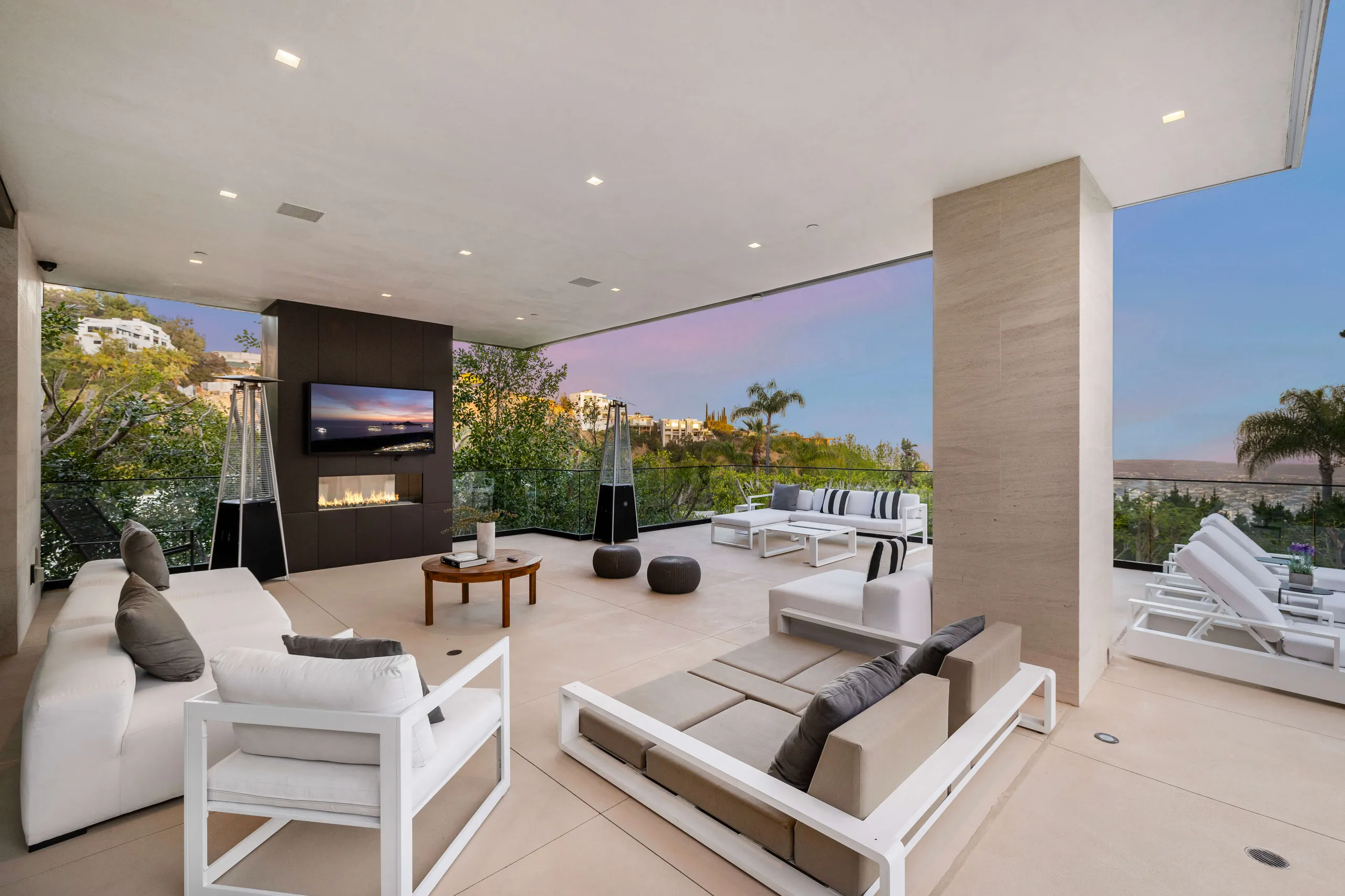 Modern Luxe Beverly Hills Estate with Infinity Pool and Panoramic Views — photograph 11