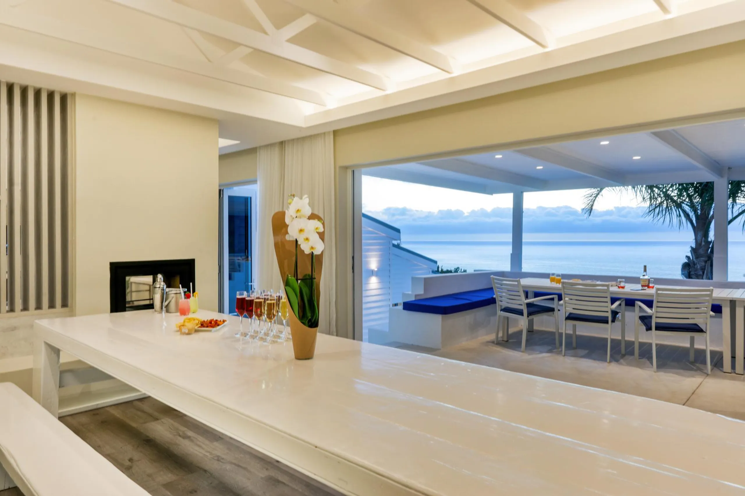 Deluxe Oceanview Villa in Camps Bay with Private Pool and Sun Deck — photograph 10