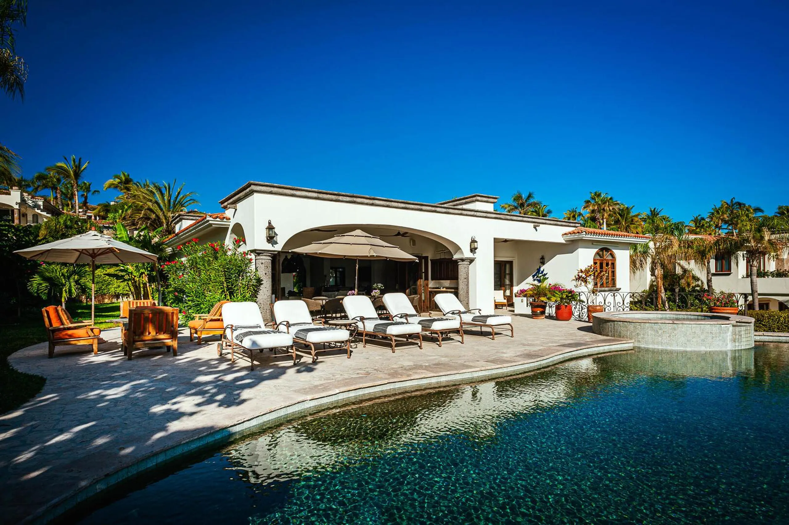 Sleek Villa Haven in Palmilla Caleta with Infinity Pool and Spectacular Sea of Cortez Vistas — photograph 3