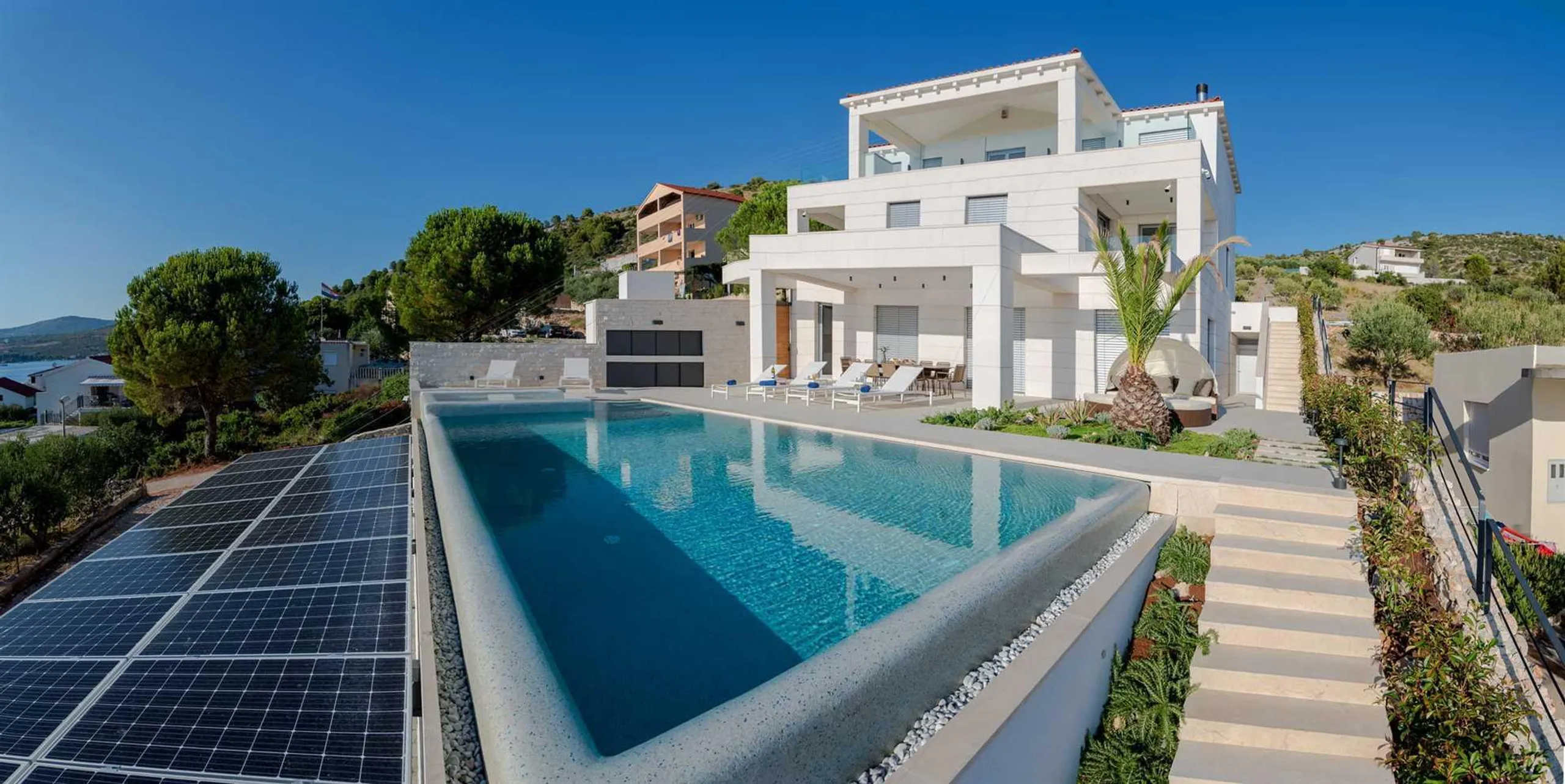 Luxury Villa with Infinity Pool and Breathtaking Panorama of Rogoznica's Peninsula — photograph 3