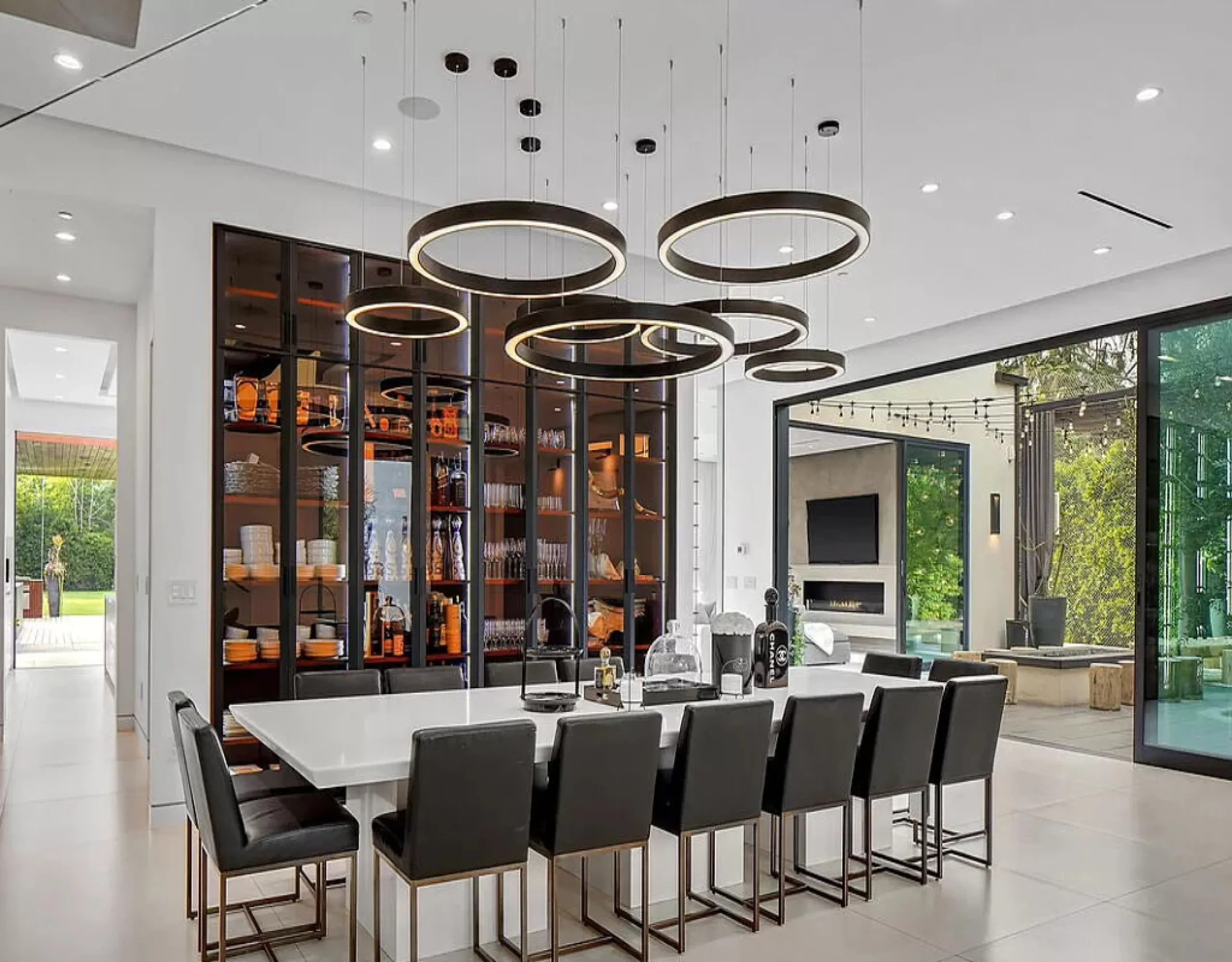 Outstanding Tarzana Estate with Invigorating Pool — photograph 4