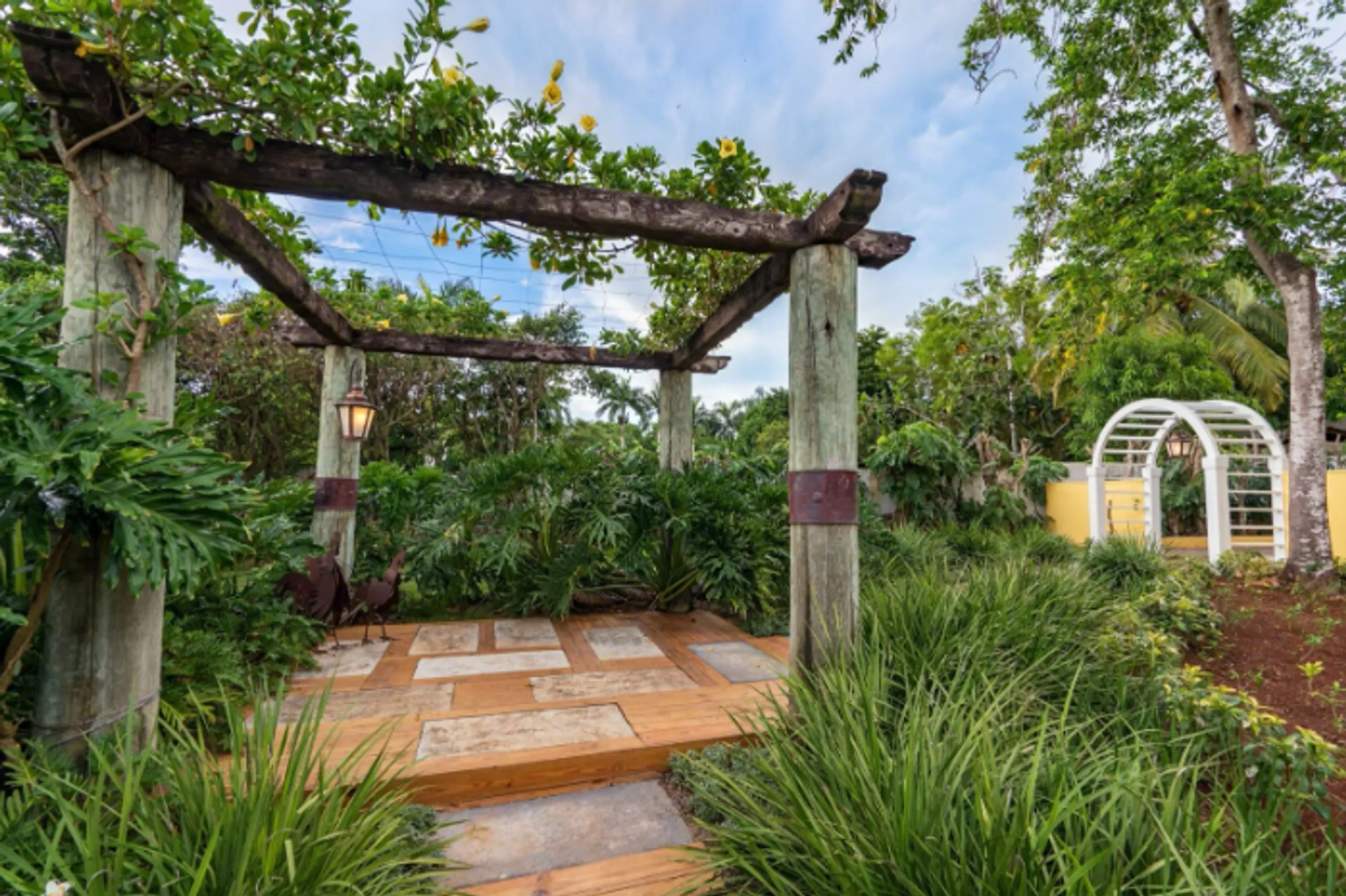 Spacious Caribbean Estate with Private Pool and Lovely Grounds — photograph 12