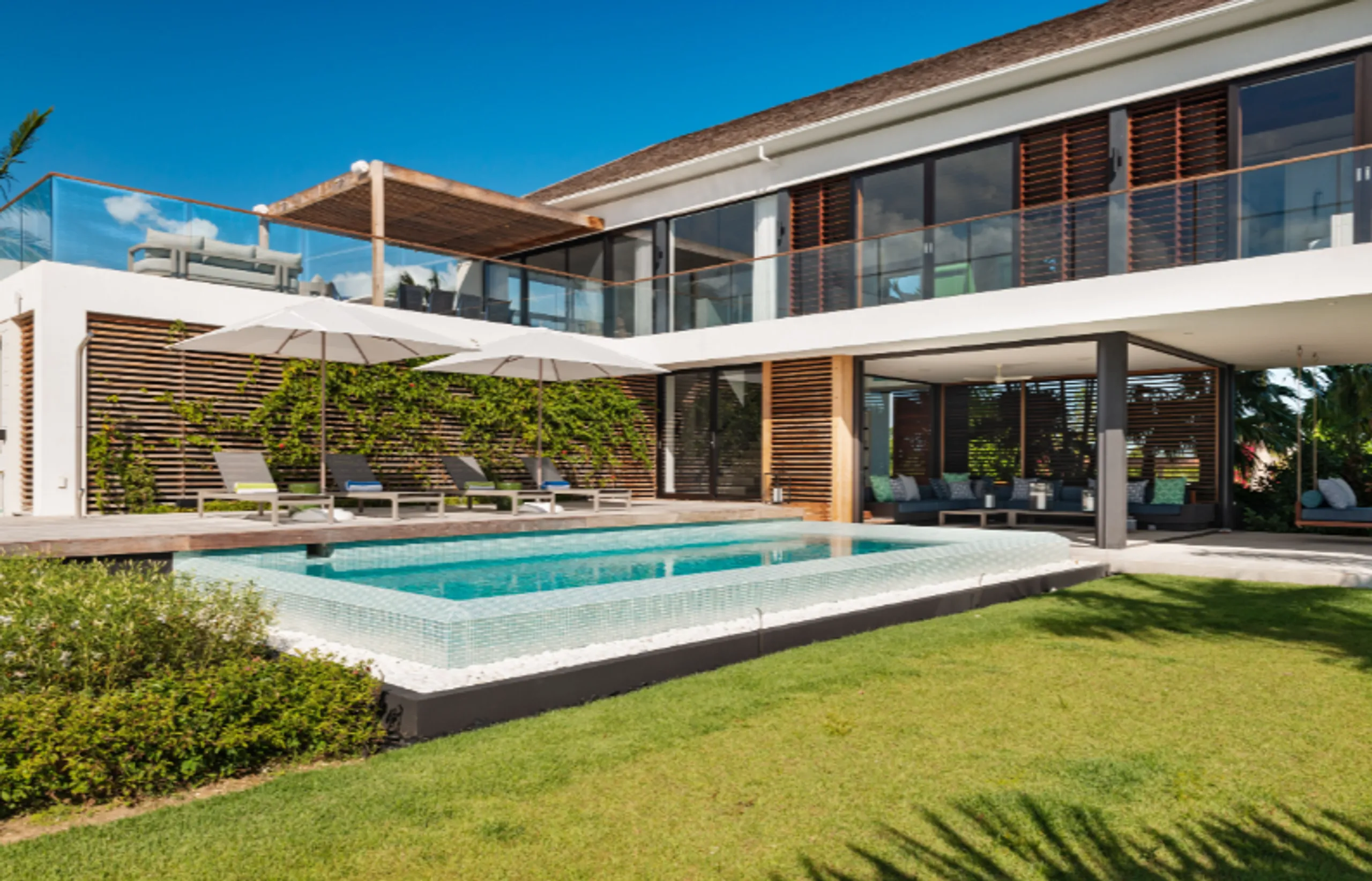 Modern Contemporary Luxury Villa with Infinity Edge Pool — photograph 2