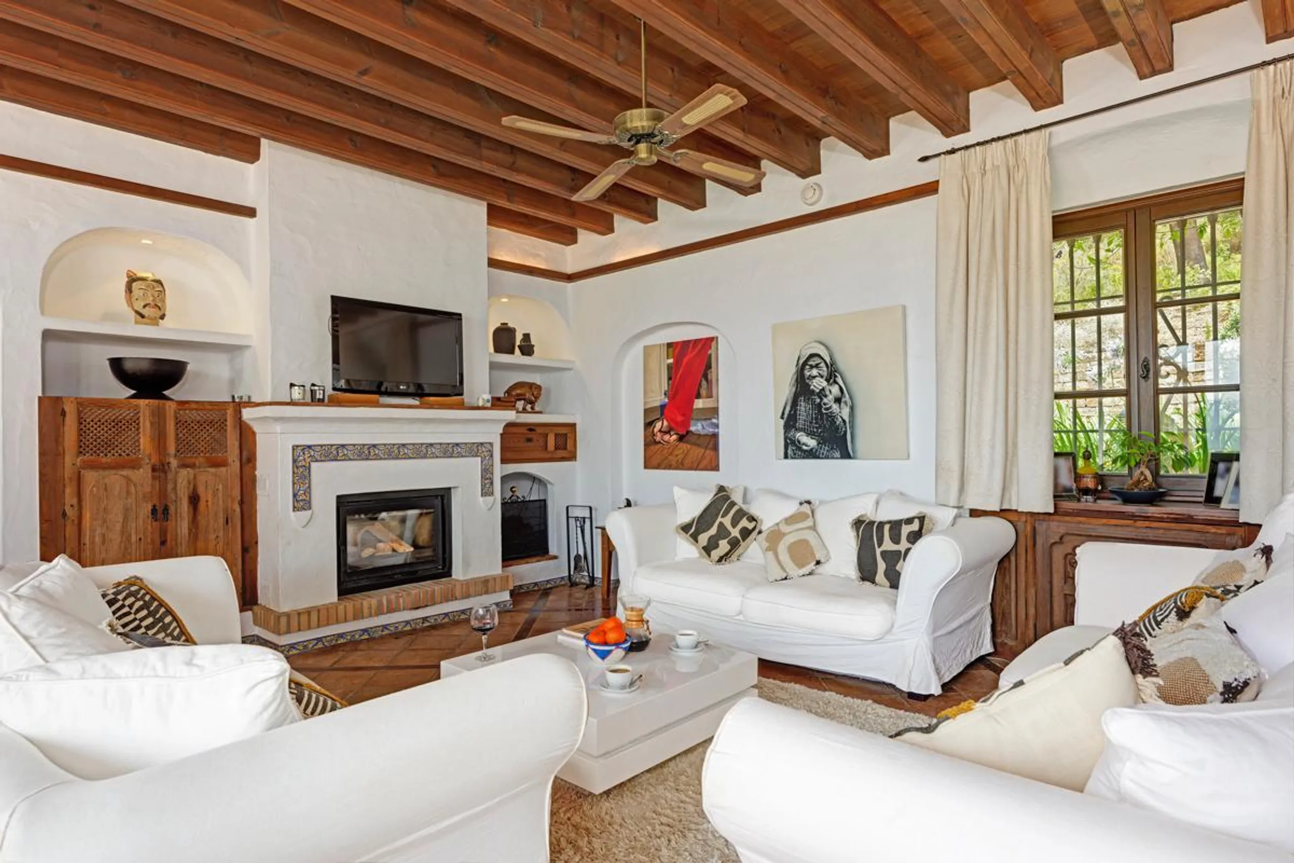 Resplendent Spanish Villa with Private Pool, Jacuzzi, and Panoramic Countryside Views — photograph 12