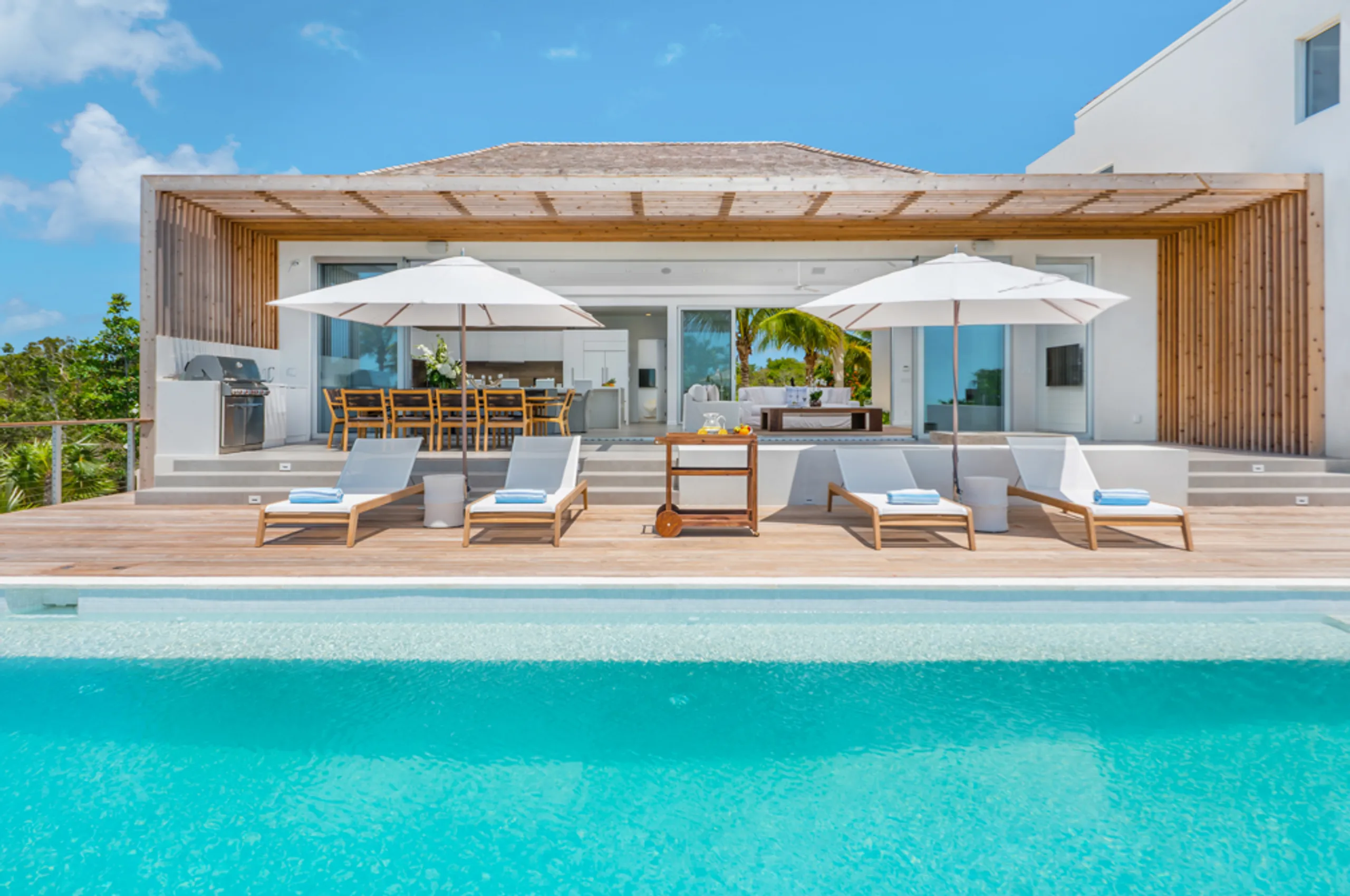 Long Bay Beach Villa with Infinity Pool and Stunning Ocean Views — photograph 5
