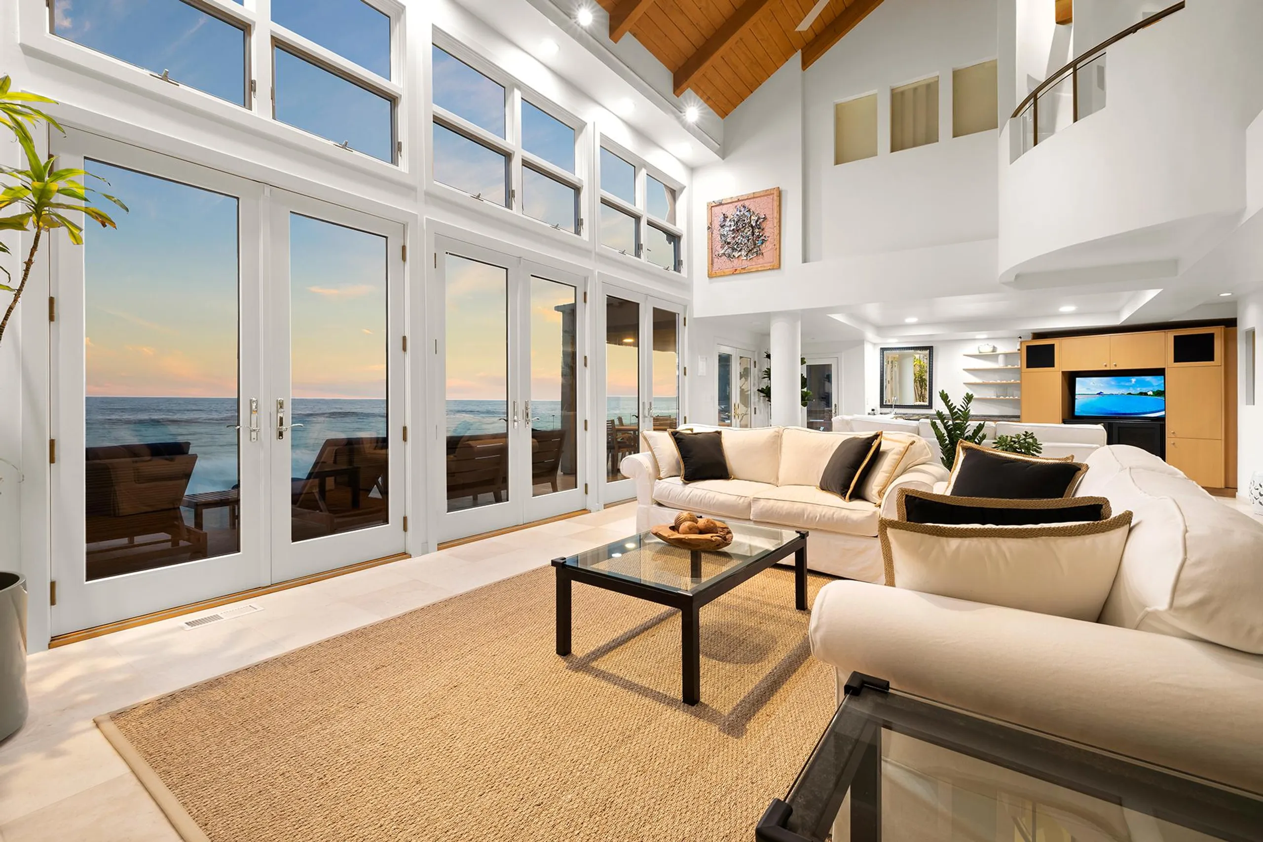 Serene Beachfront Villa in Malibu with Panoramic Ocean Views — photograph 4