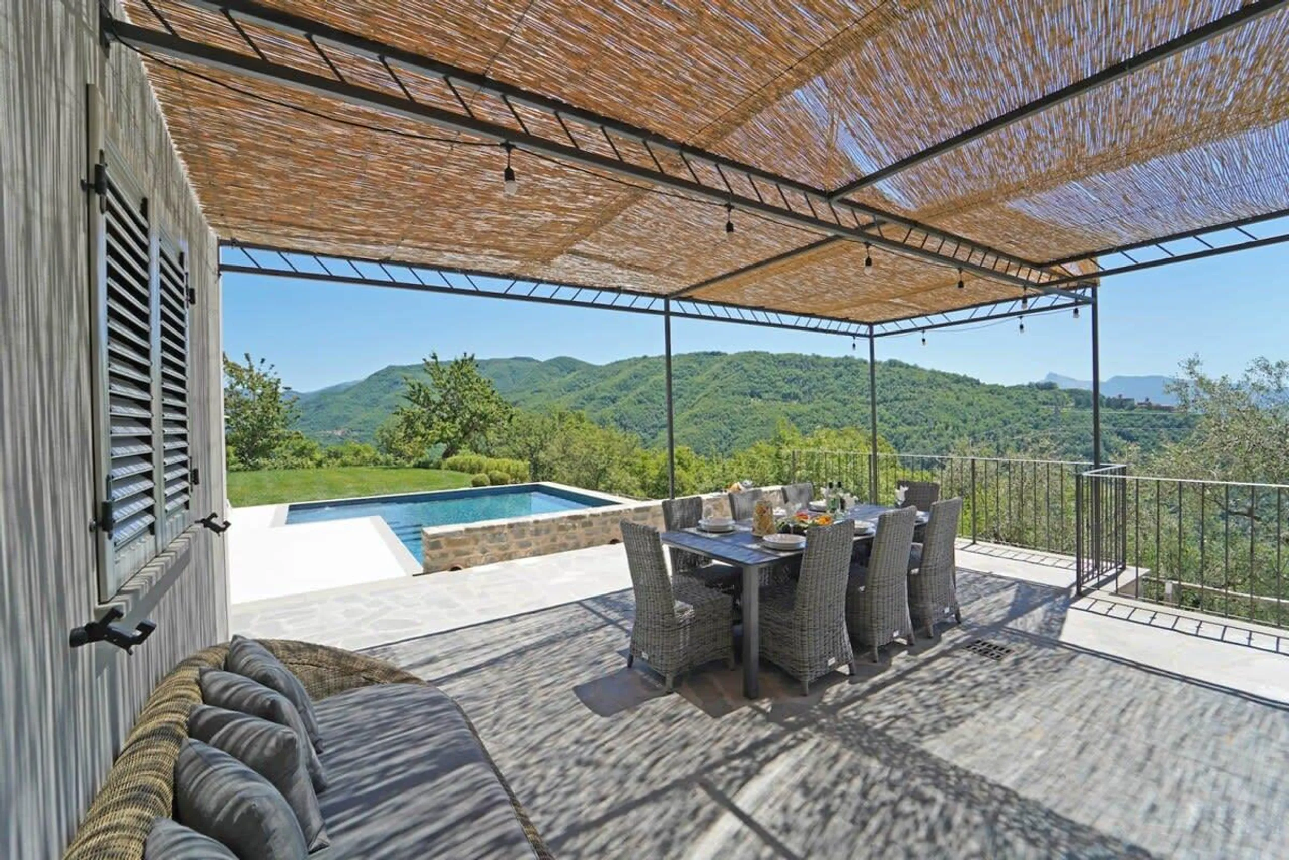 Charming Restored Farmhouse with Invigorating Pool — photograph 2