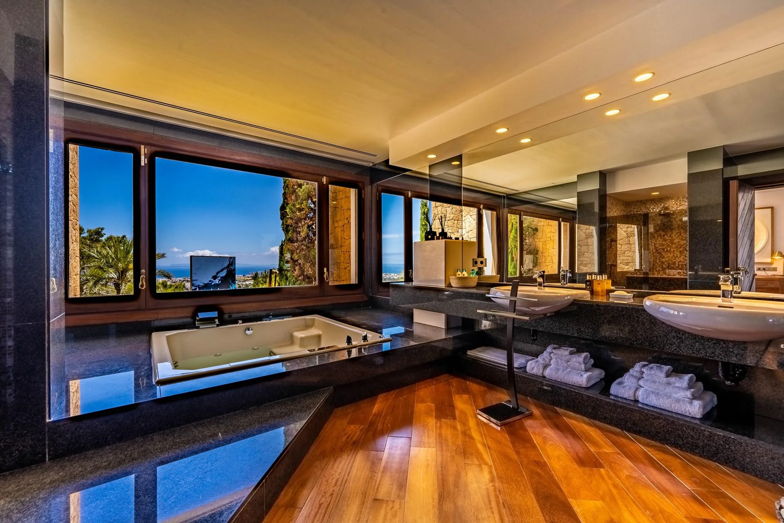 Statuesque 8BR Villa with Pool and Ibiza Town Views — photograph 5