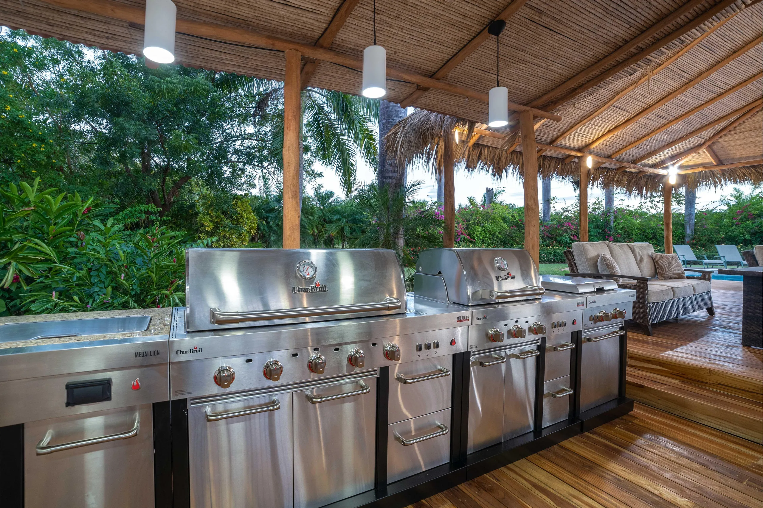Resplendent Pinilla Retreat with Luxury Pool and Ocean Views — photograph 12