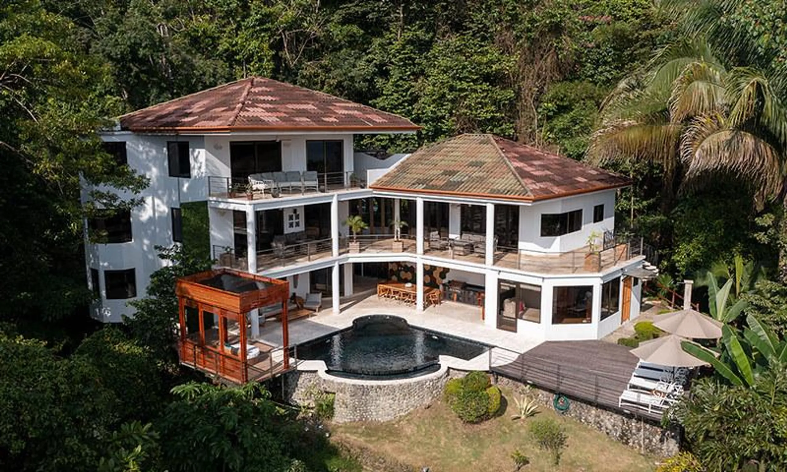 Luxurious Seven-Bedroom Villa in Manuel Antonio with Private Pool and Rainforest Surroundings, Manuel Antonio