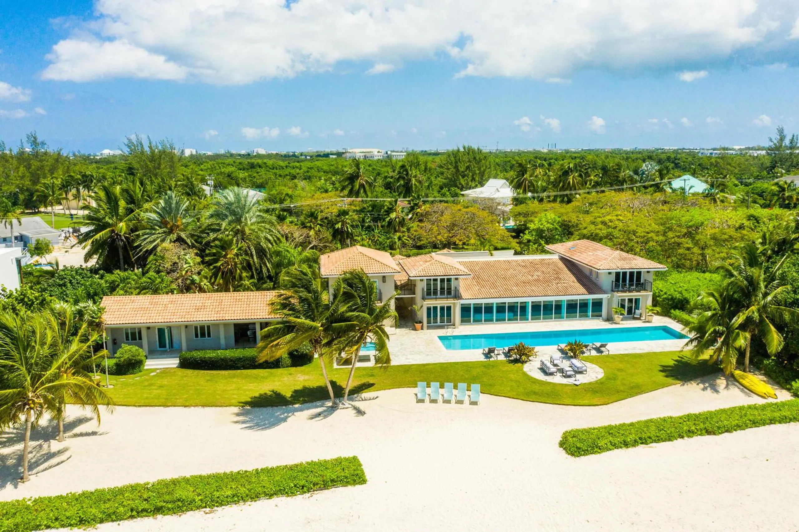 Beachfront Elegance Villa: Caribbean Panorama Views with 75-Foot Private Pool and Hot Tub — photograph 2