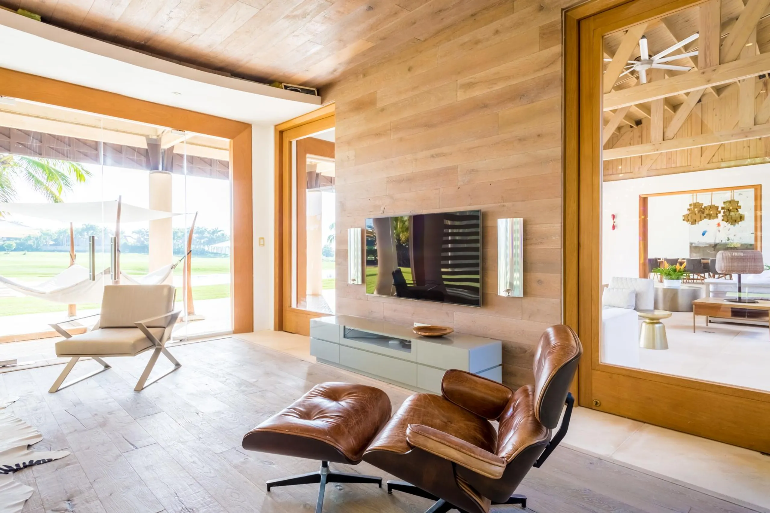 Exhilarating Contemporary Villa with 18-Meter Pool and Jacuzzi — photograph 11