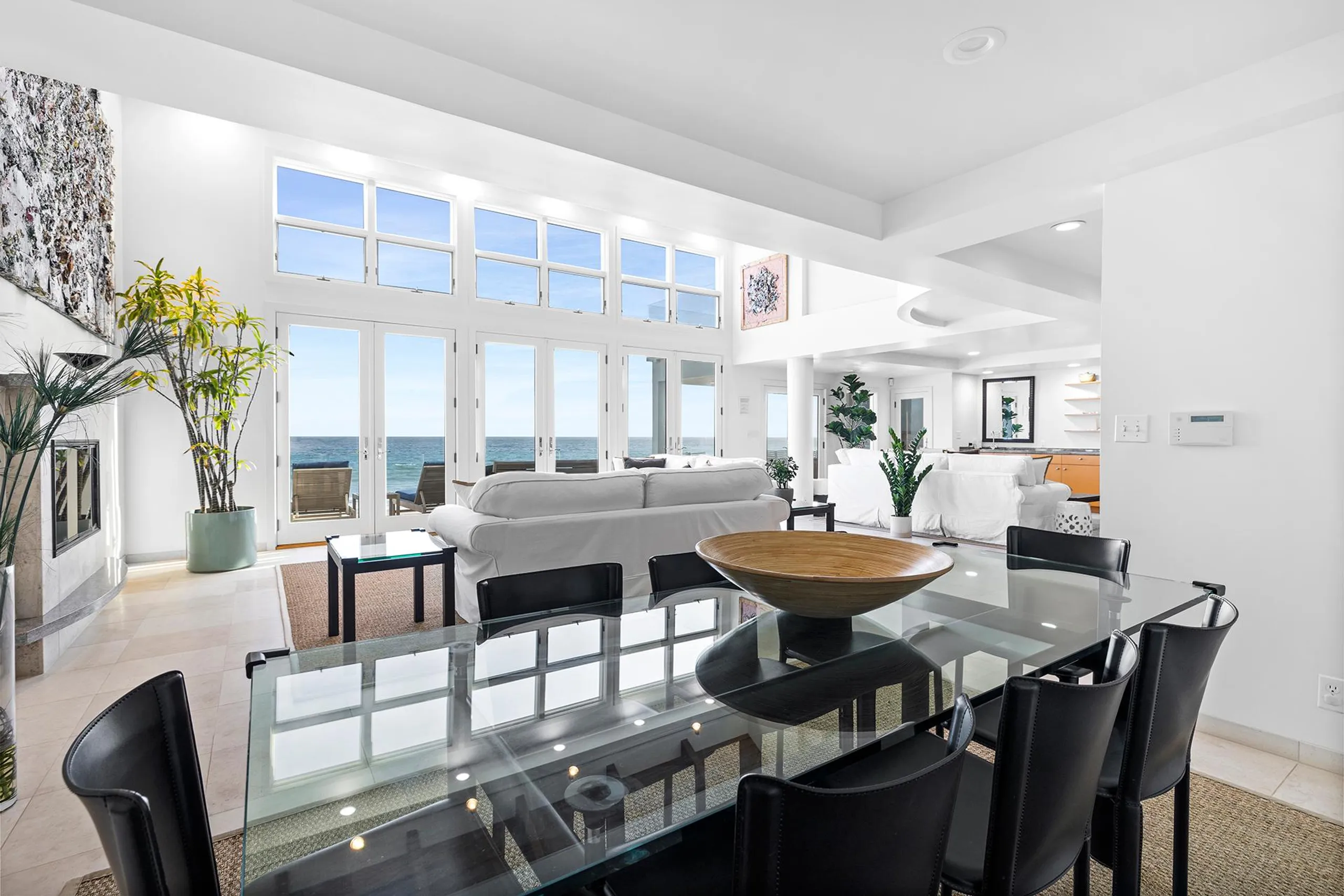 Serene Beachfront Villa in Malibu with Panoramic Ocean Views — photograph 11